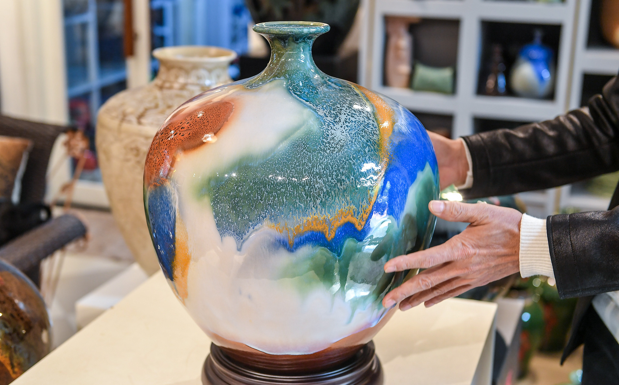 Dòng men Suối ngọc tạo nên một bức tranh đa màu sắc, riêng có trên từng sản phẩm gốm. Dòng men Suối ngọc tạo nên một bức tranh đa màu sắc, riêng có trên từng sản phẩm gốm.