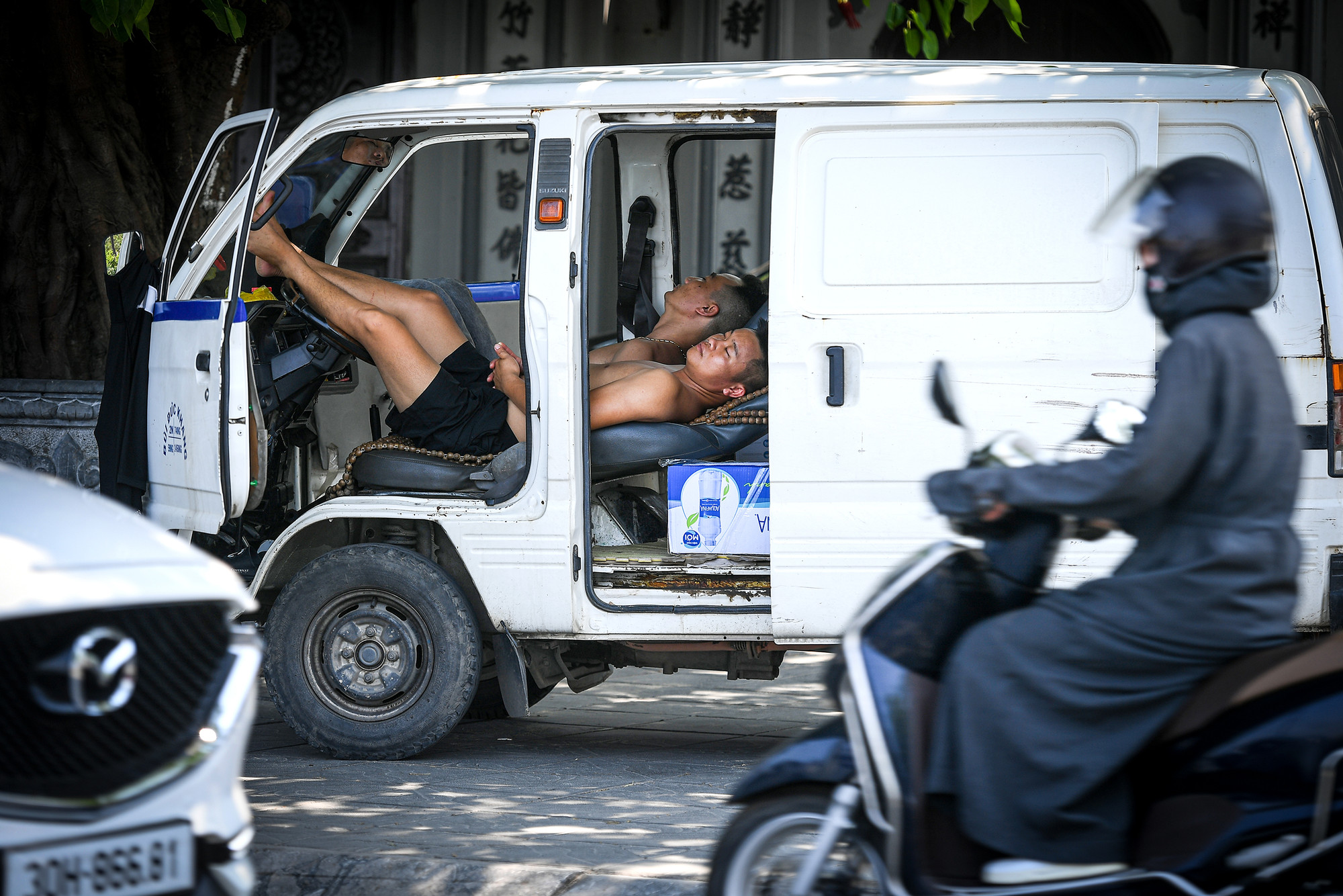 [Ảnh] Hà Nội 40 độ C, nắng nóng nhất từ đầu năm ảnh 7