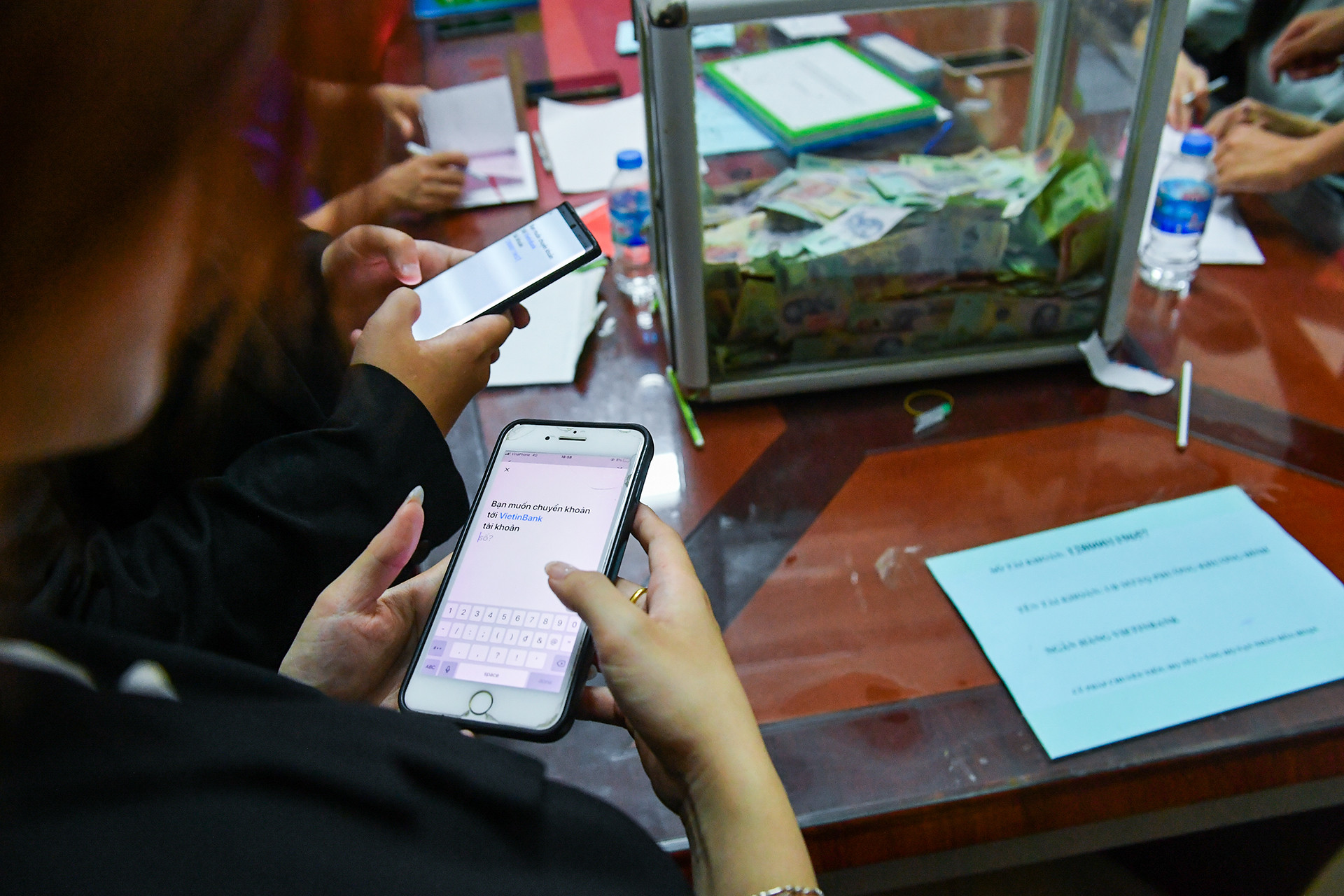 Đã 8 giờ tối, người dân vẫn tấp nập đến ủng hộ cho các nạn nhân trong vụ cháy.