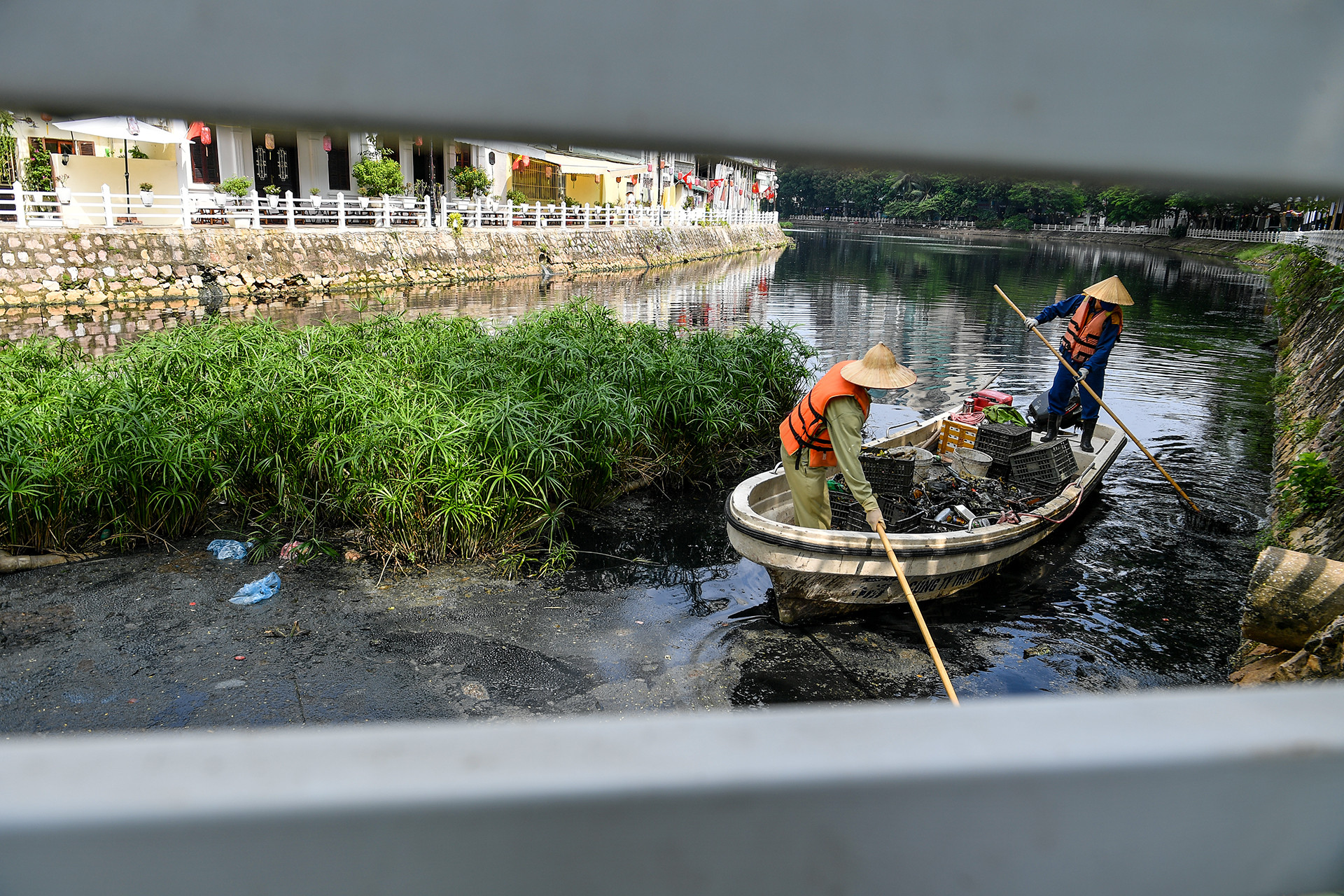 [Ảnh] Những người âm thầm vớt rác trên sông, hồ Hà Nội ảnh 2