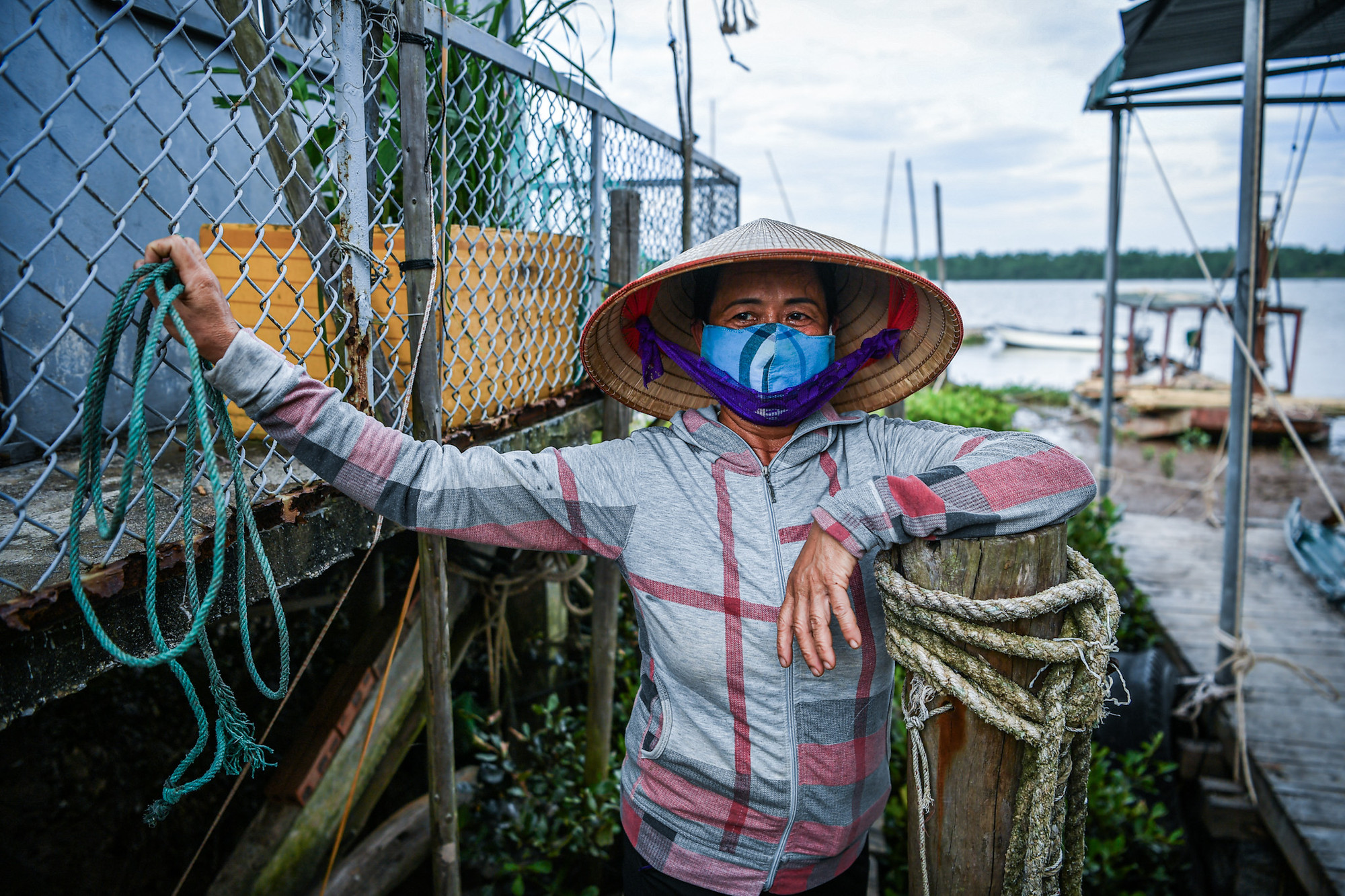 Các công trình khác như nhà xưởng, bến đậu cũng được chằng buộc thêm để đối chọi với sức gió được dự báo sẽ rất mạnh.