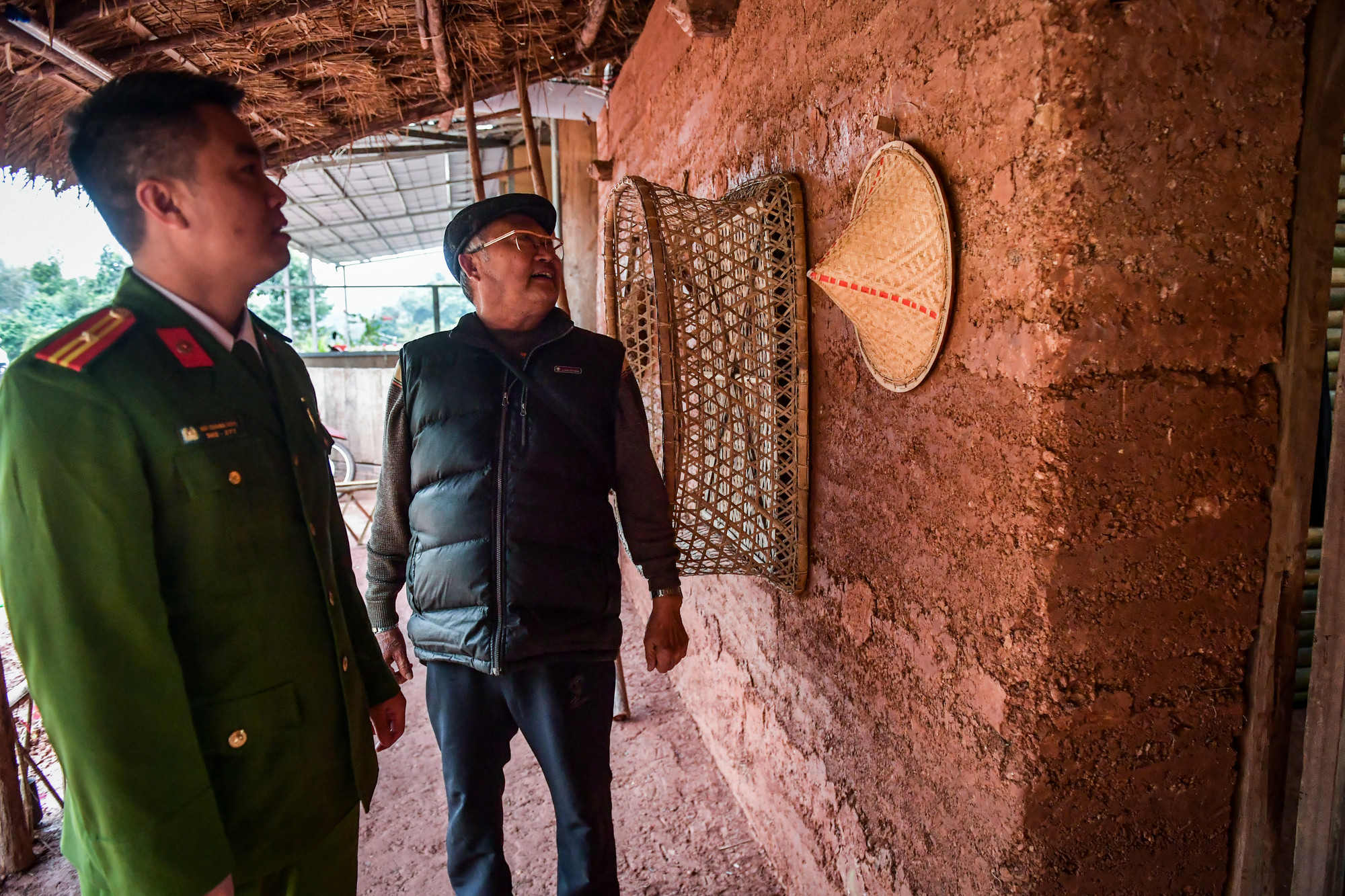 [Ảnh] Ngôi nhà trình tường cuối cùng ở ngã ba biên giới ảnh 2