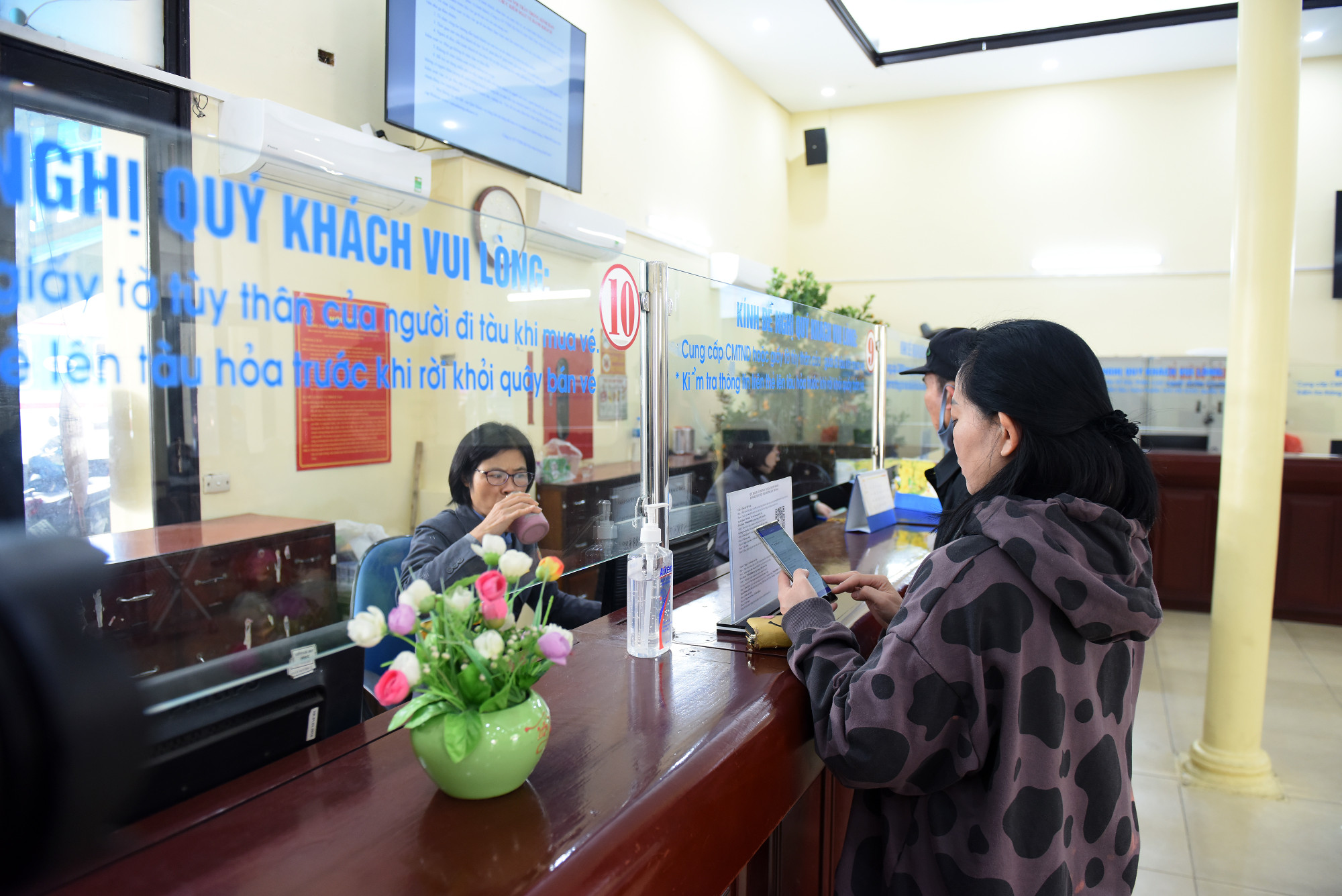 Chị Phan Thái Hòa, nhà ở phố Quốc Tử Giám (Hà Nội) mua 2 vé chiều 30 Tết về nhà bố mẹ tại Nghệ An. Chị cho biết, việc mua vé tàu dịp tết khá đơn giản và không mất nhiều thời gian, sau khi lựa chọn thời gian, loại ghế ngồi, chị quét mã QR code để thanh toán tiền vé.