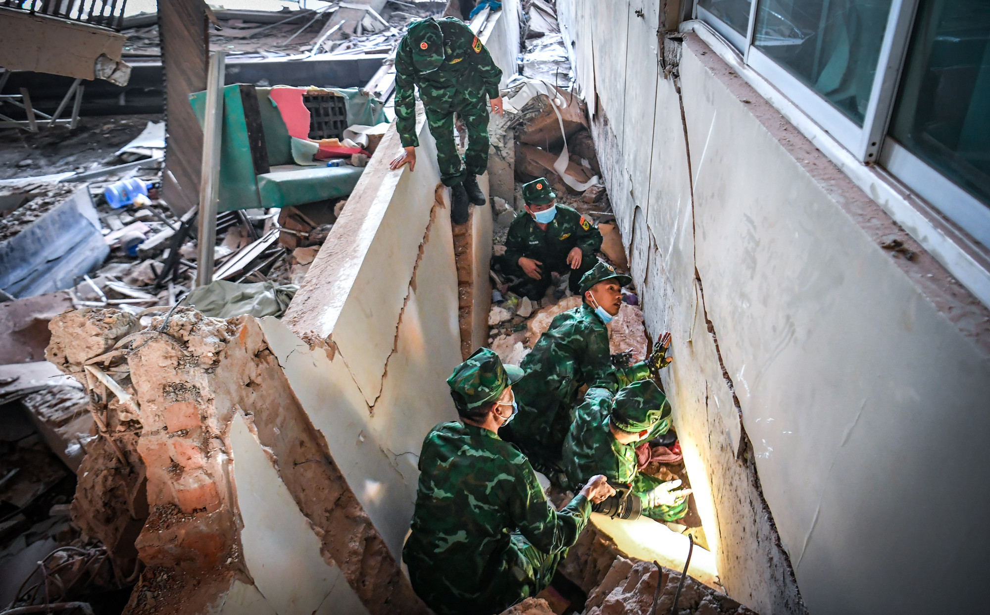 Hiện trường động đất tại Myanmar khác hẳn với trận động đất tại Thổ Nhĩ Kỳ. Tại Thổ Nhĩ Kỳ, các khu nhà thường đổ sập hoàn toàn không gây nguy hiểm cho lực lượng cứu hộ, còn tại Myanmar các khu nhà thường chỉ sập tầng 1, kết cấu tòa nhà rất dễ sập thứ cấp, chỉ cần 1 rung chấn nhỏ có thể làm đổ sập hoàn toàn.