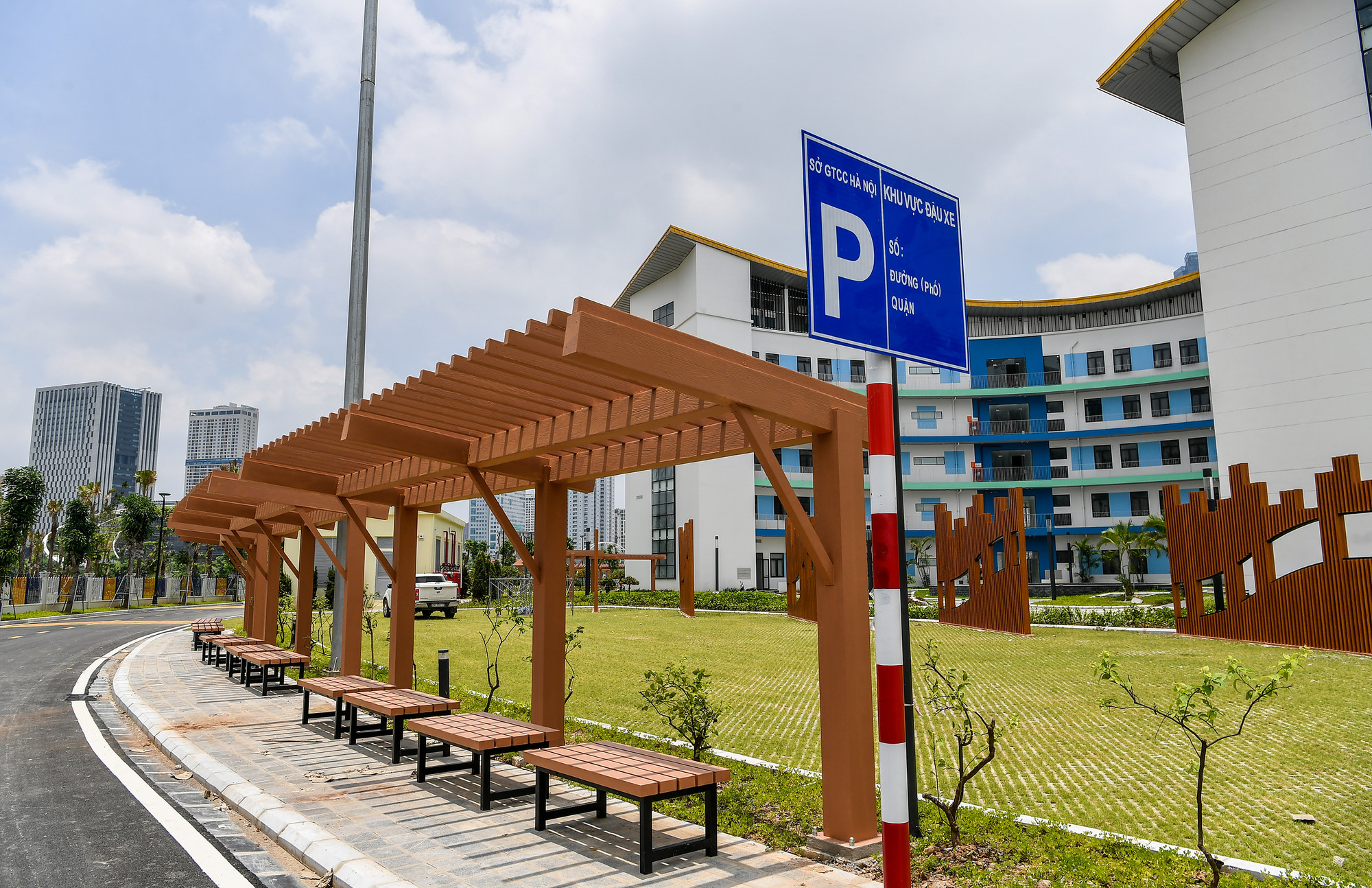 Khu vực đỗ xe và chỗ ngồi nghỉ cho du khách