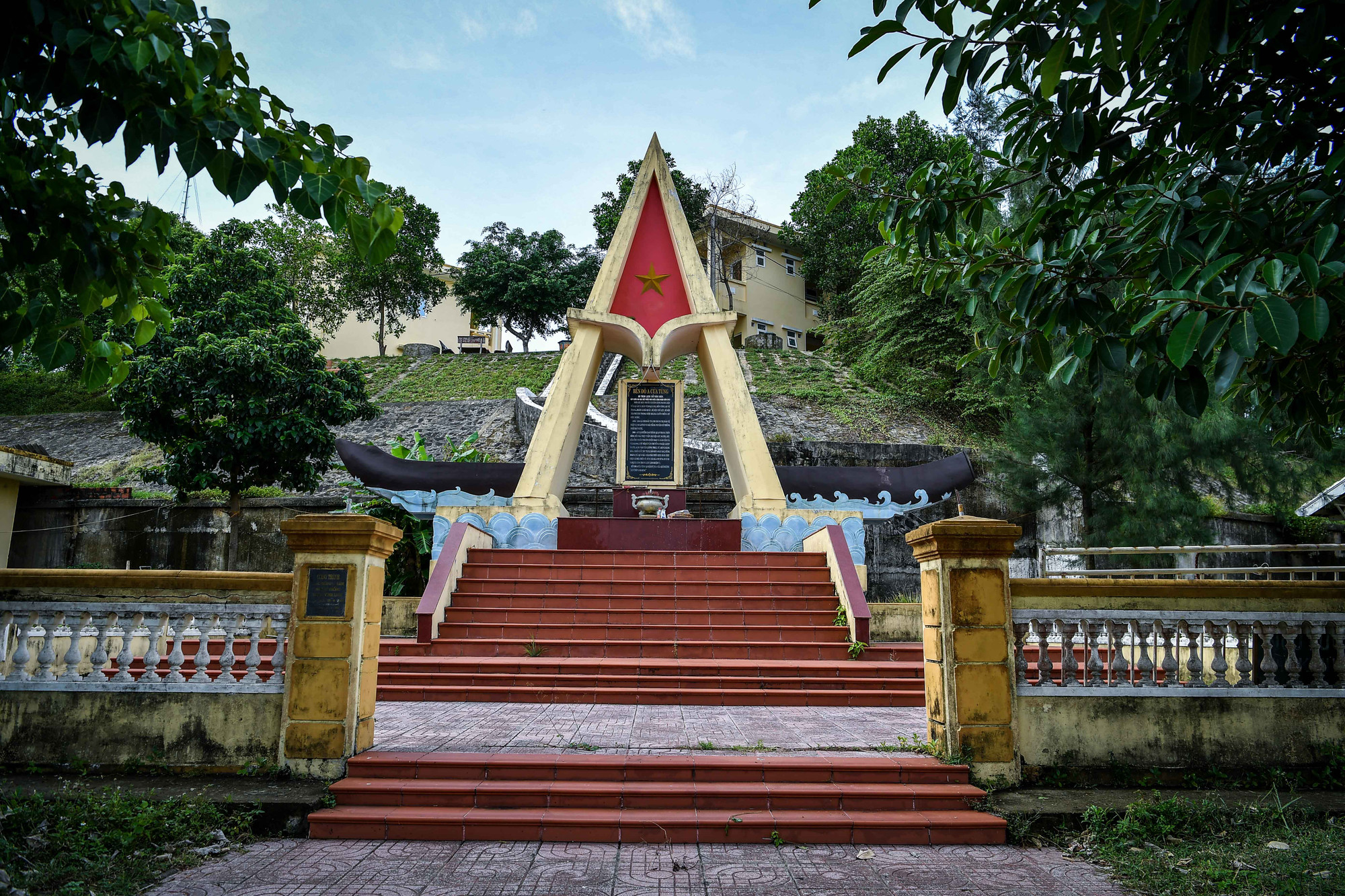 Bến đò Cửa Tùng (Bến đò A) nằm tại thị trấn Cửa Tùng (huyện Vĩnh Linh), có diện tích 187,6m2, có hệ thống tường rào bao quanh. Bia đài tưởng niệm di tích gồm hai phần: bệ đài và tổ hợp hình tượng kiến trúc nghệ thuật, thể hiện nổi bật hình tượng những con thuyền vượt qua sóng gió để chuyên chở cán bộ, bộ đội qua sông và khát vọng về ngày vui thống nhất đất nước.