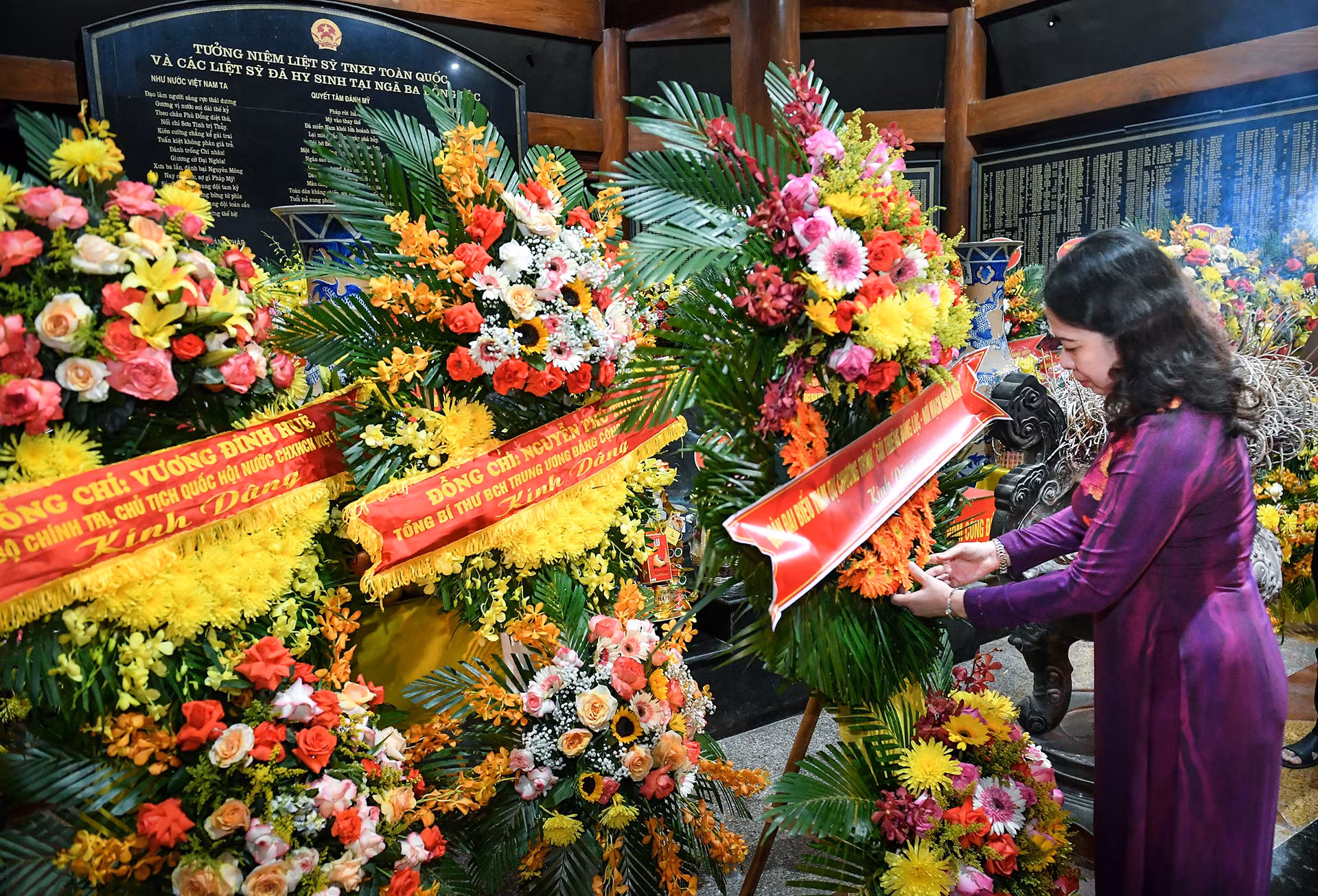 Phó Chủ tịch nước Võ Thị Ánh Xuân đặt vòng hoa tại Nhà bia tưởng niệm liệt sĩ Thanh niên xung phong toàn quốc - nơi ghi danh hơn 4.000 liệt sĩ Thanh niên xung phong trong cả nước…