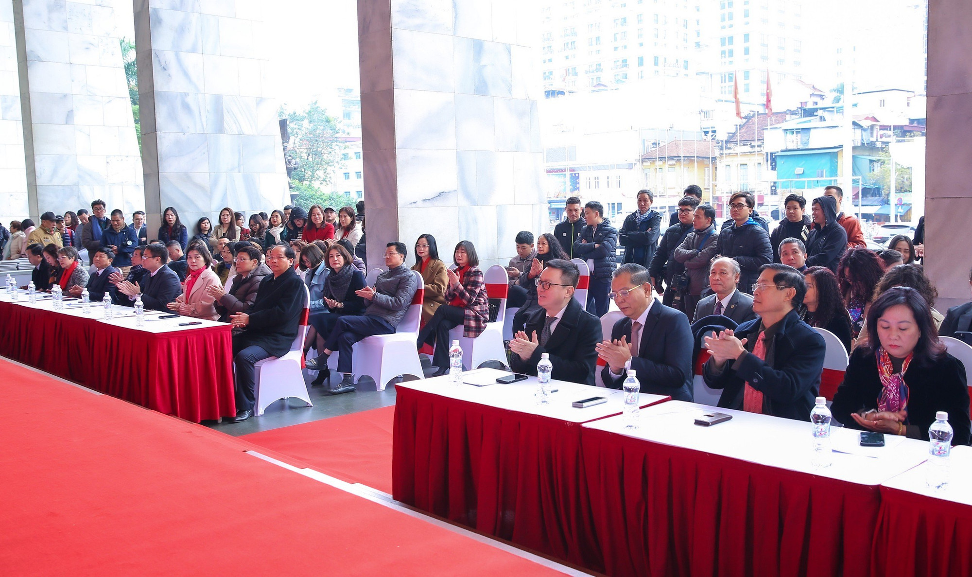 Các đại biểu tham dự buổi lễ.