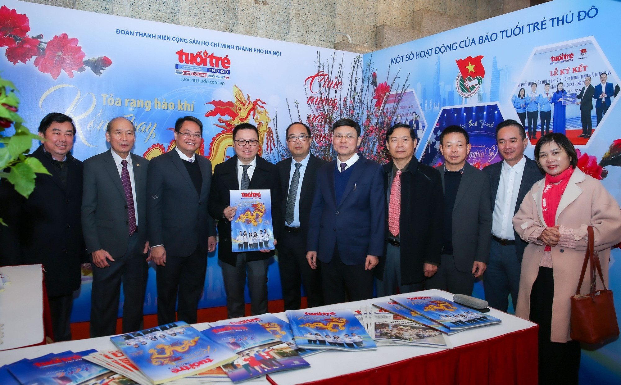 Tổng Biên tập Báo Nhân Dân Lê Quốc Minh, Chủ tịch Hội Nhà báo thành phố Hà Nội Tô Quang Phán và Phó Chủ tịch Thường trực Hội Nhà báo thành phố Hà Nội Kiều Thanh Hùng tham quan gian trưng bày Báo Tuổi trẻ Thủ đô.