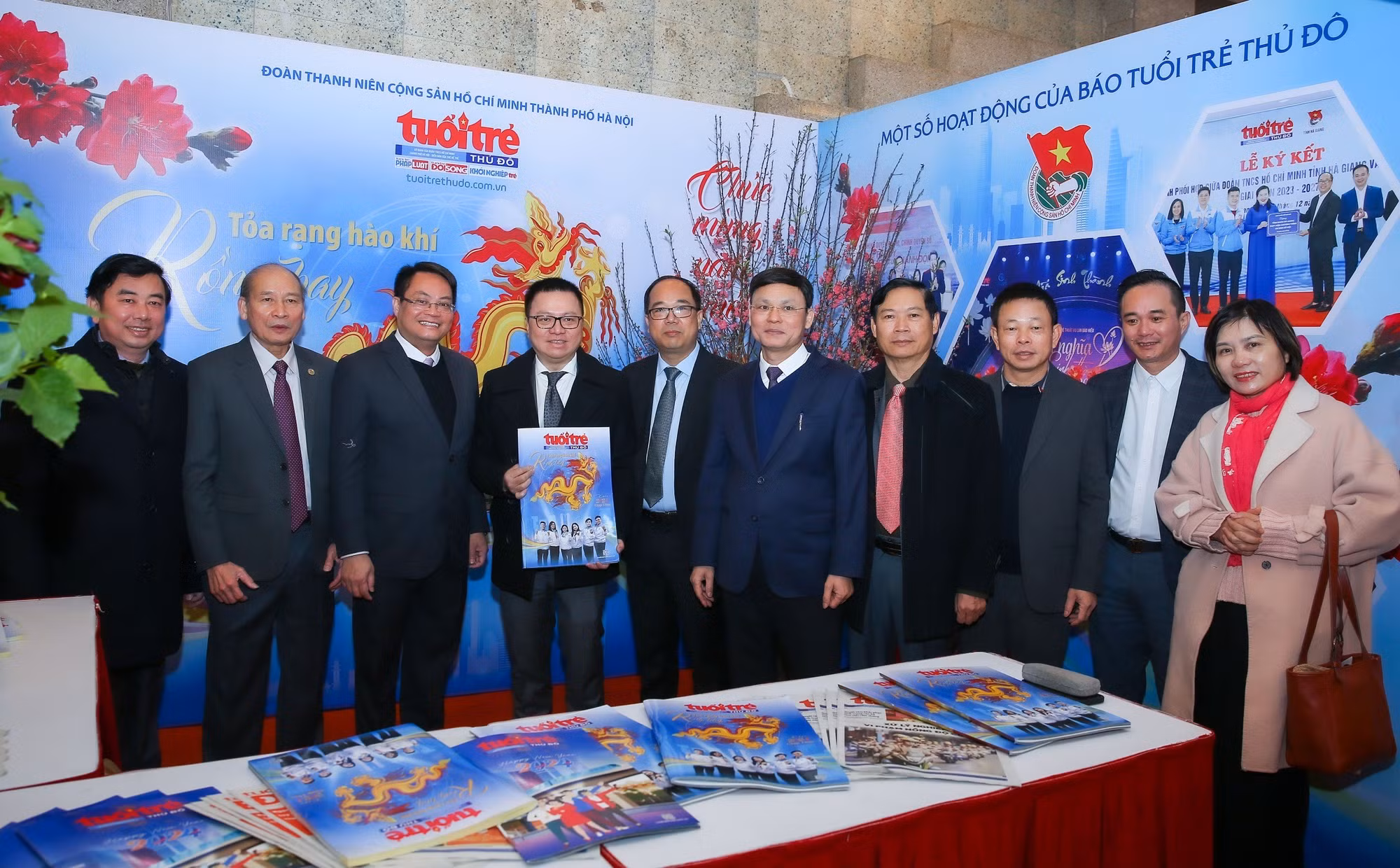 Tổng Biên tập Báo Nhân Dân Lê Quốc Minh, Chủ tịch Hội Nhà báo thành phố Hà Nội Tô Quang Phán và Phó Chủ tịch Thường trực Hội Nhà báo thành phố Hà Nội Kiều Thanh Hùng tham quan gian trưng bày Báo Tuổi trẻ Thủ đô.