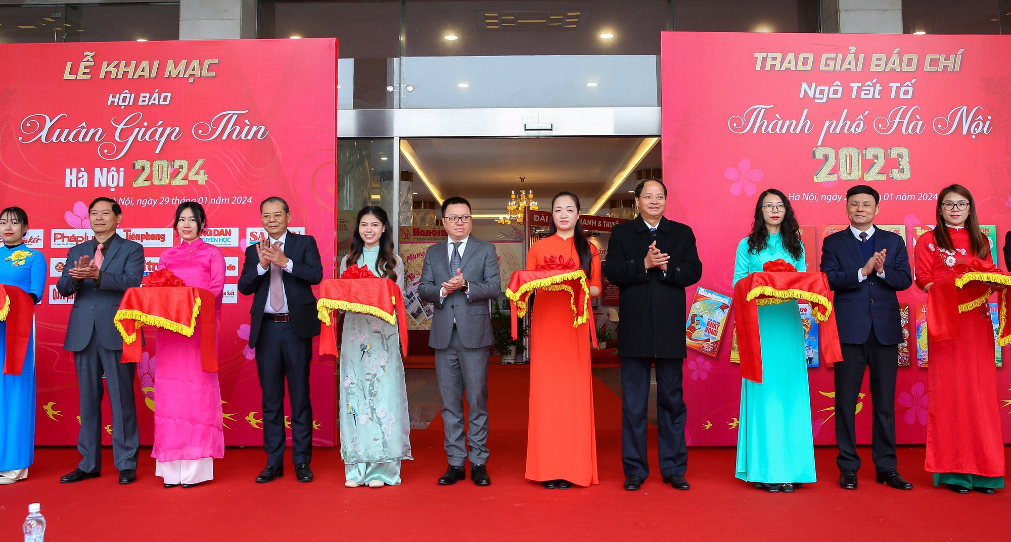 Các đại biểu cắt băng khai mạc "Hội báo Xuân Giáp Thìn Hà Nội 2024".