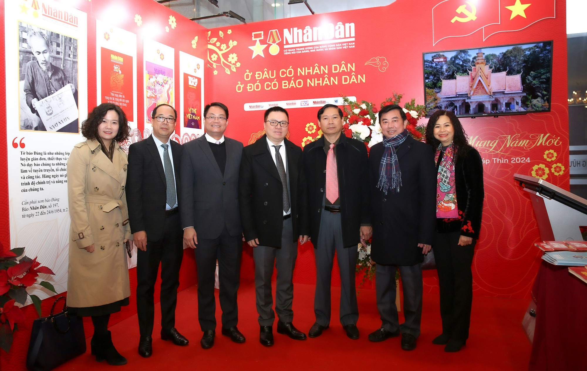 Tổng Biên tập Báo Nhân Dân Lê Quốc Minh cùng các đại biểu tham quan gian trưng bày Báo Nhân Dân.