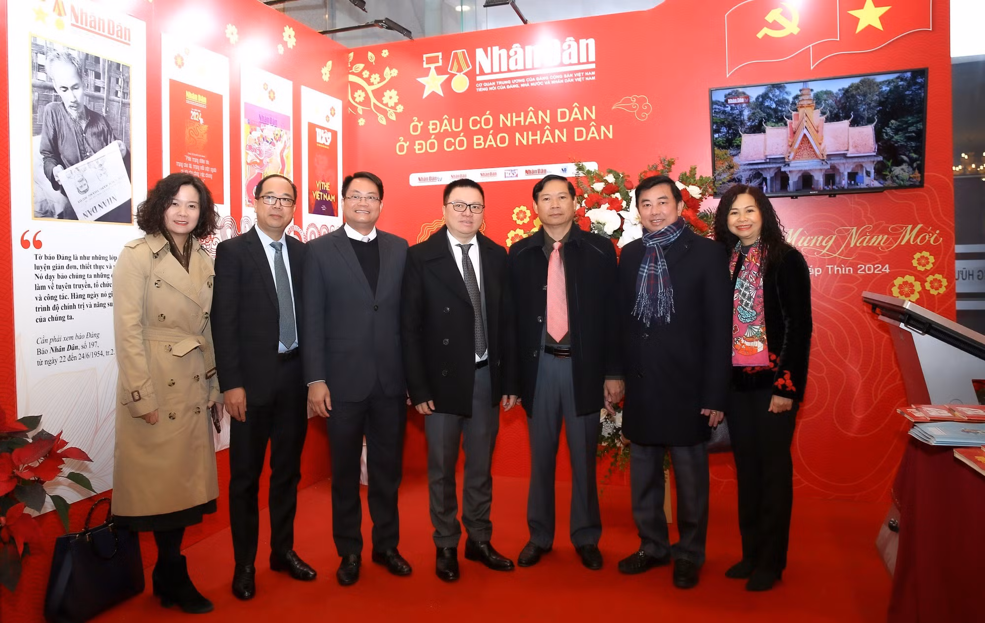 Tổng Biên tập Báo Nhân Dân Lê Quốc Minh cùng các đại biểu tham quan gian trưng bày Báo Nhân Dân.