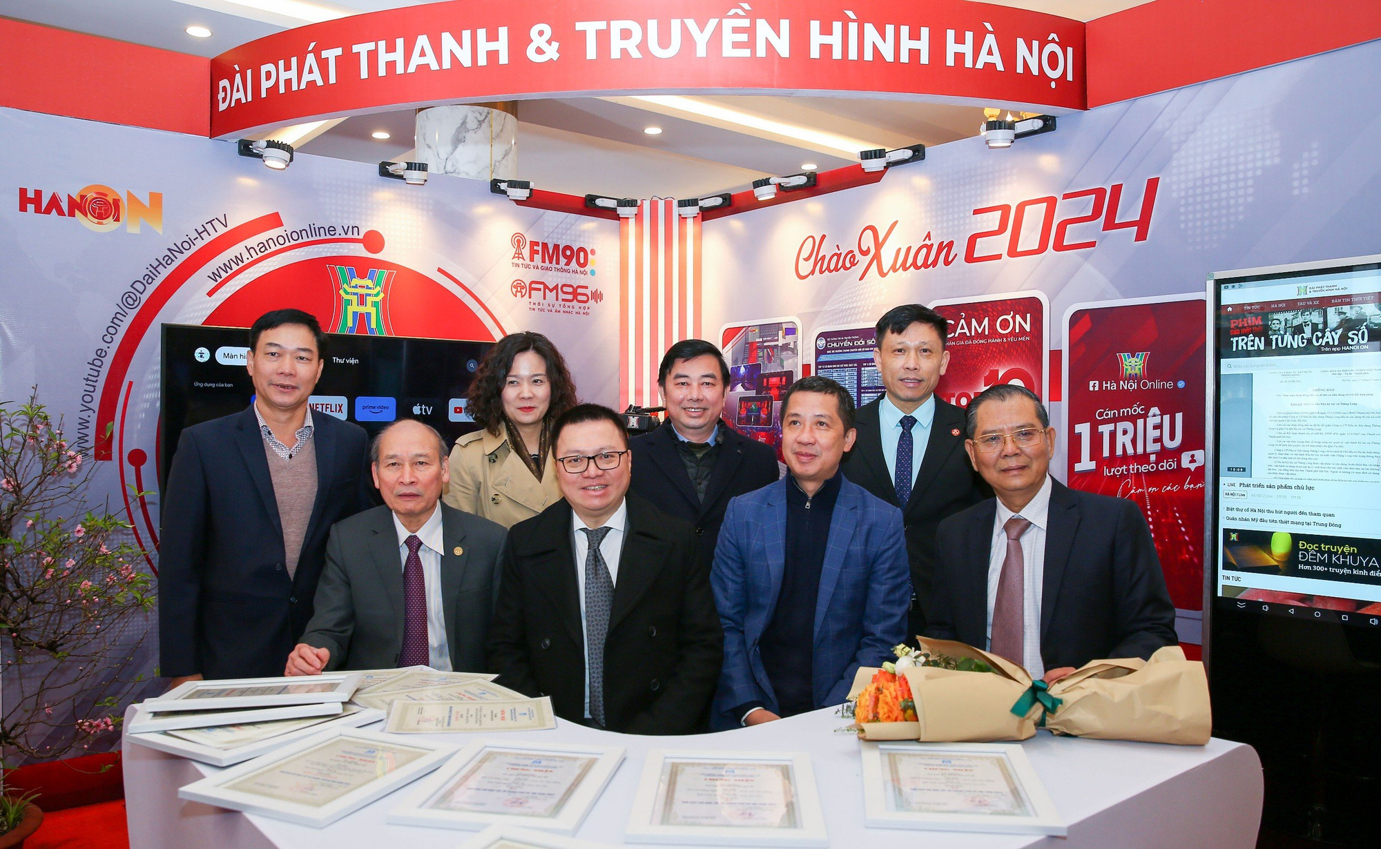 Các đại biểu tham quan gian trưng bày Đài Phát thanh và Truyền hình Hà Nội