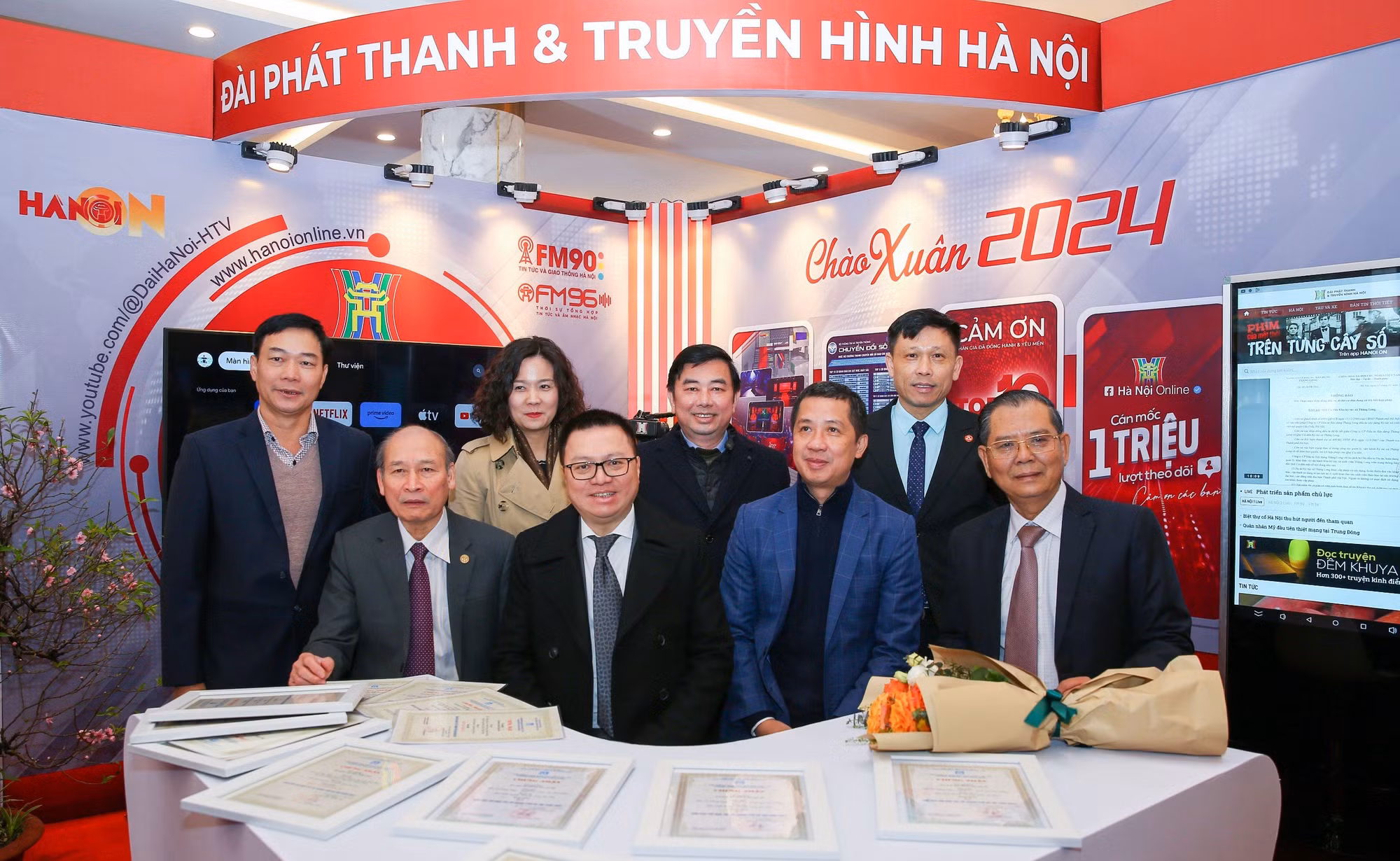 Các đại biểu tham quan gian trưng bày Đài Phát thanh và Truyền hình Hà Nội