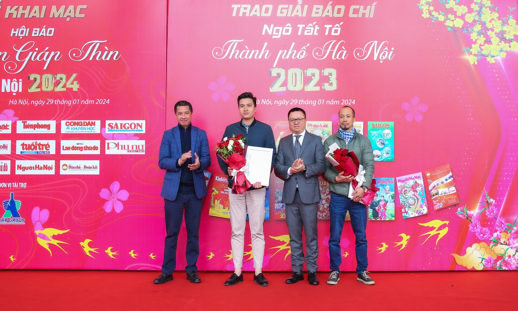 Ủy viên Trung ương Đảng, Phó Trưởng Ban Tuyên giáo Trung ương, Tổng Biên tập Báo Nhân Dân, Chủ tịch Hội Nhà báo Việt Nam Lê Quốc Minh trao Giải Đặc biệt cho nhóm tác giả của Đài Phát thanh-Truyền hình Hà Nội.