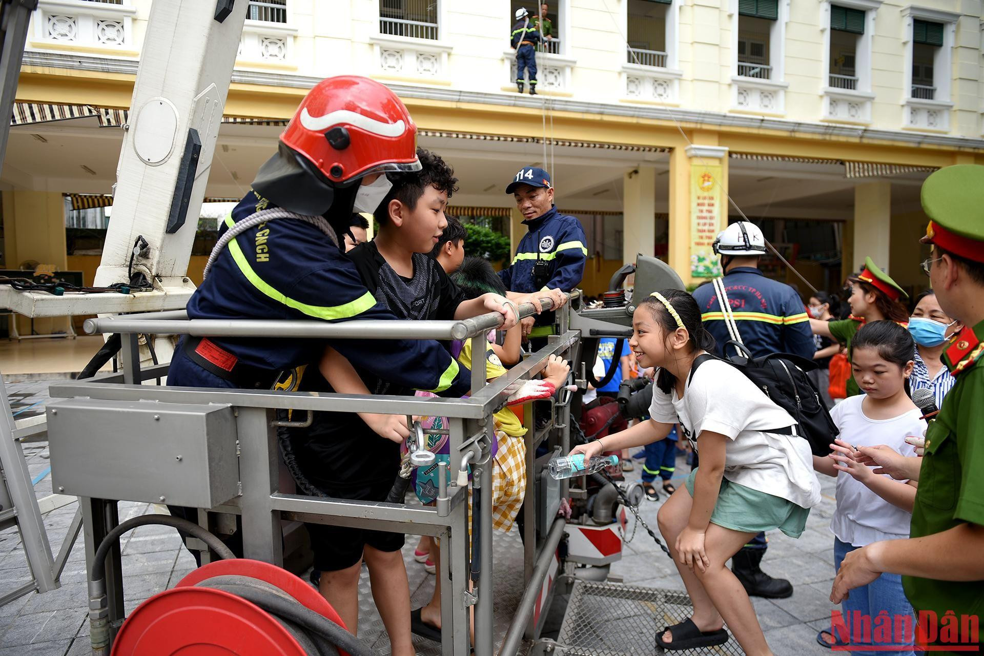 Đặc biệt, các em học sinh được trực tiếp trải nghiệm thoát nạn bằng xe thang và dây hạ chậm; thực hành sử dụng bình chữa cháy, lăng, vòi chữa cháy.