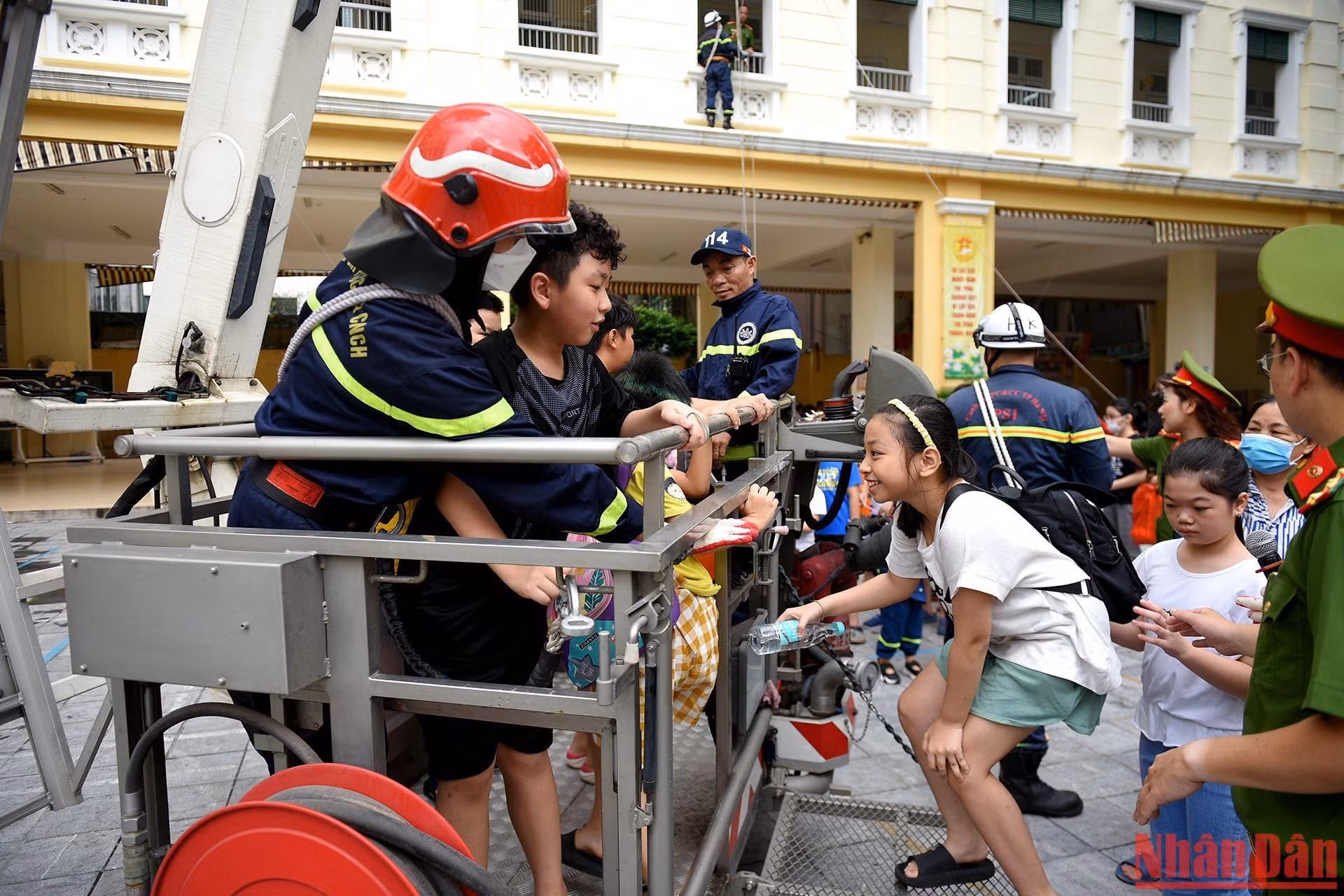 Đặc biệt, các em học sinh được trực tiếp trải nghiệm thoát nạn bằng xe thang và dây hạ chậm; thực hành sử dụng bình chữa cháy, lăng, vòi chữa cháy.