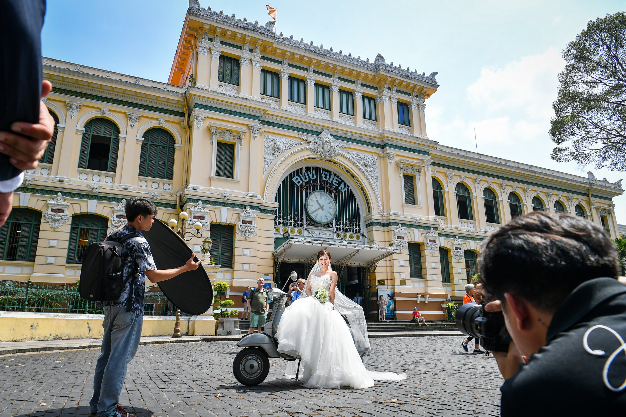Bưu điện Trung tâm Thành phố là một trong những công trình kiến trúc Sài Gòn nổi tiếng nhất tại Thành phố Hồ Chí Minh. Công trình từng lọt vào danh sách 11 bưu điện đẹp nhất thế giới của tạp chí Architectural Digest (Mỹ).