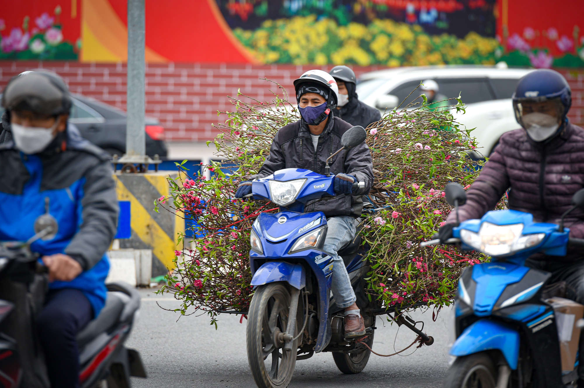 [Ảnh] Các cửa ô, bến xe nhộn nhịp dòng người rời Thủ đô về quê đón Tết ảnh 3