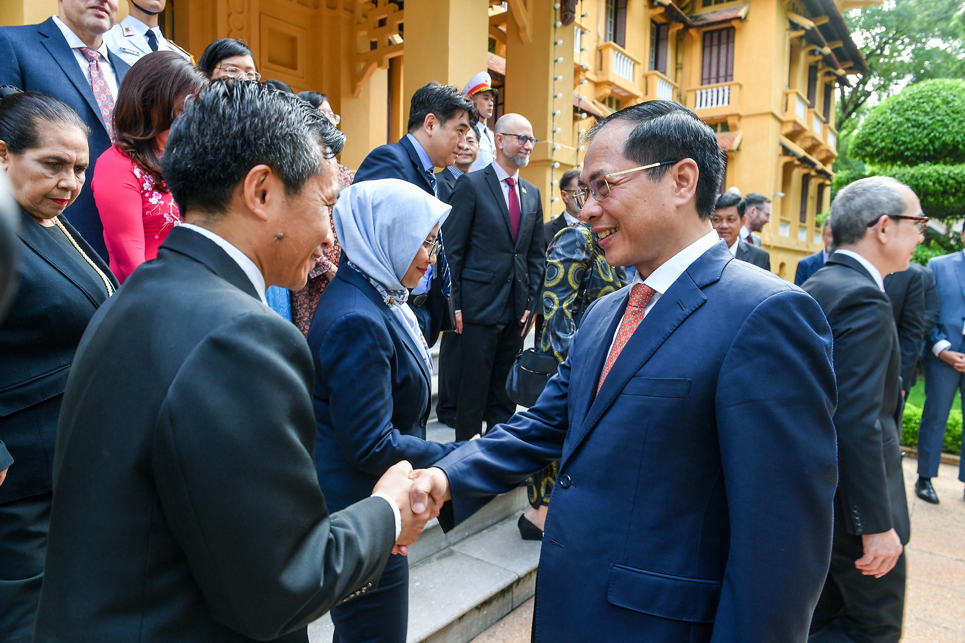 Những cái bắt tay thể hiện tinh thần đoàn kết ASEAN - Tâm điểm hòa bình, hợp tác và phát triển. (Ảnh: THÀNH ĐẠT)