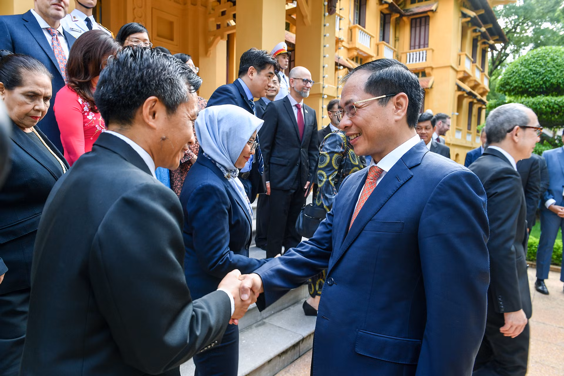 Những cái bắt tay thể hiện tinh thần đoàn kết ASEAN - Tâm điểm hòa bình, hợp tác và phát triển. (Ảnh: THÀNH ĐẠT)