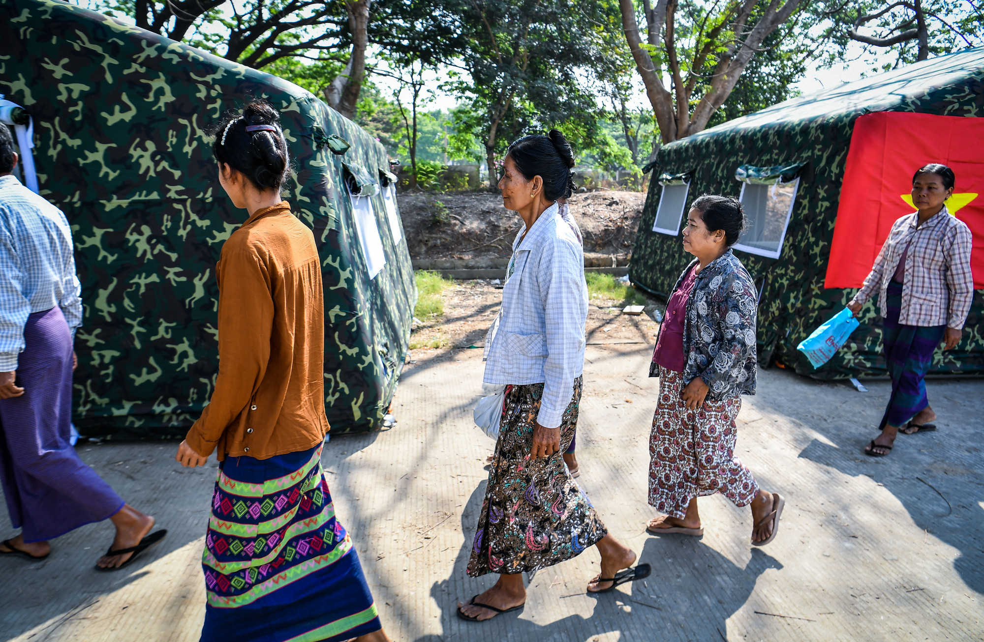 Hàng chục người dân Myanmar có mặt tại Bệnh viện Ottara Thiri, Thủ đô Naypyidaw (Myanmar) xếp hàng đến khám chữa bệnh.