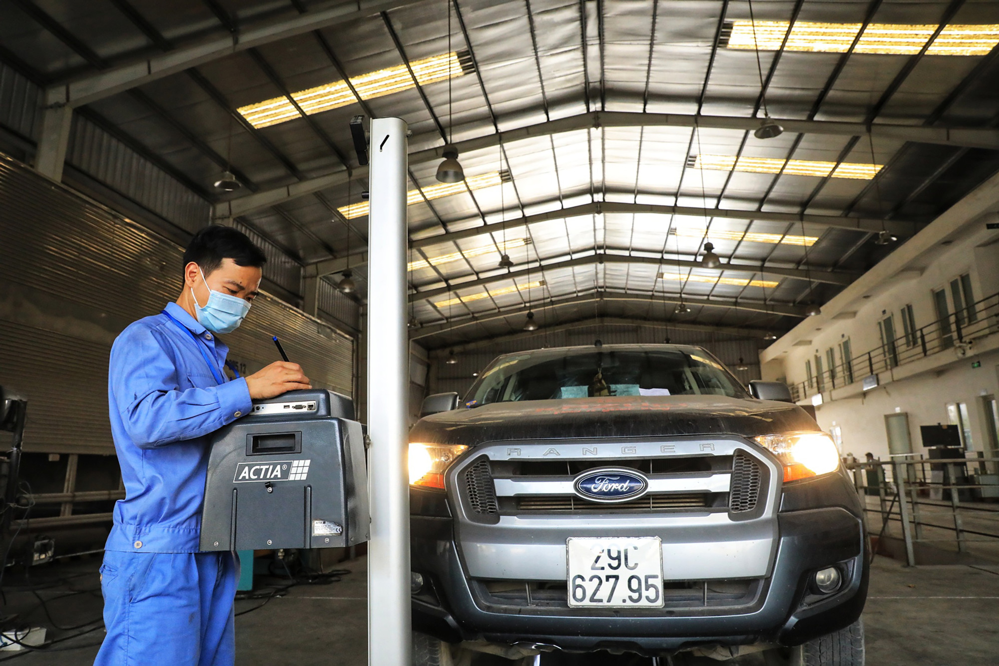 Trong khi đó, số xe đến hạn kiểm định trong tháng này tại Hà Nội là hơn 75.000 xe, chỉ đáp ứng được khoảng 40% nhu cầu của người dân. Trong khi đó, số xe đến hạn kiểm định trong tháng này tại Hà Nội là hơn 75.000 xe, chỉ đáp ứng được khoảng 40% nhu cầu của người dân.