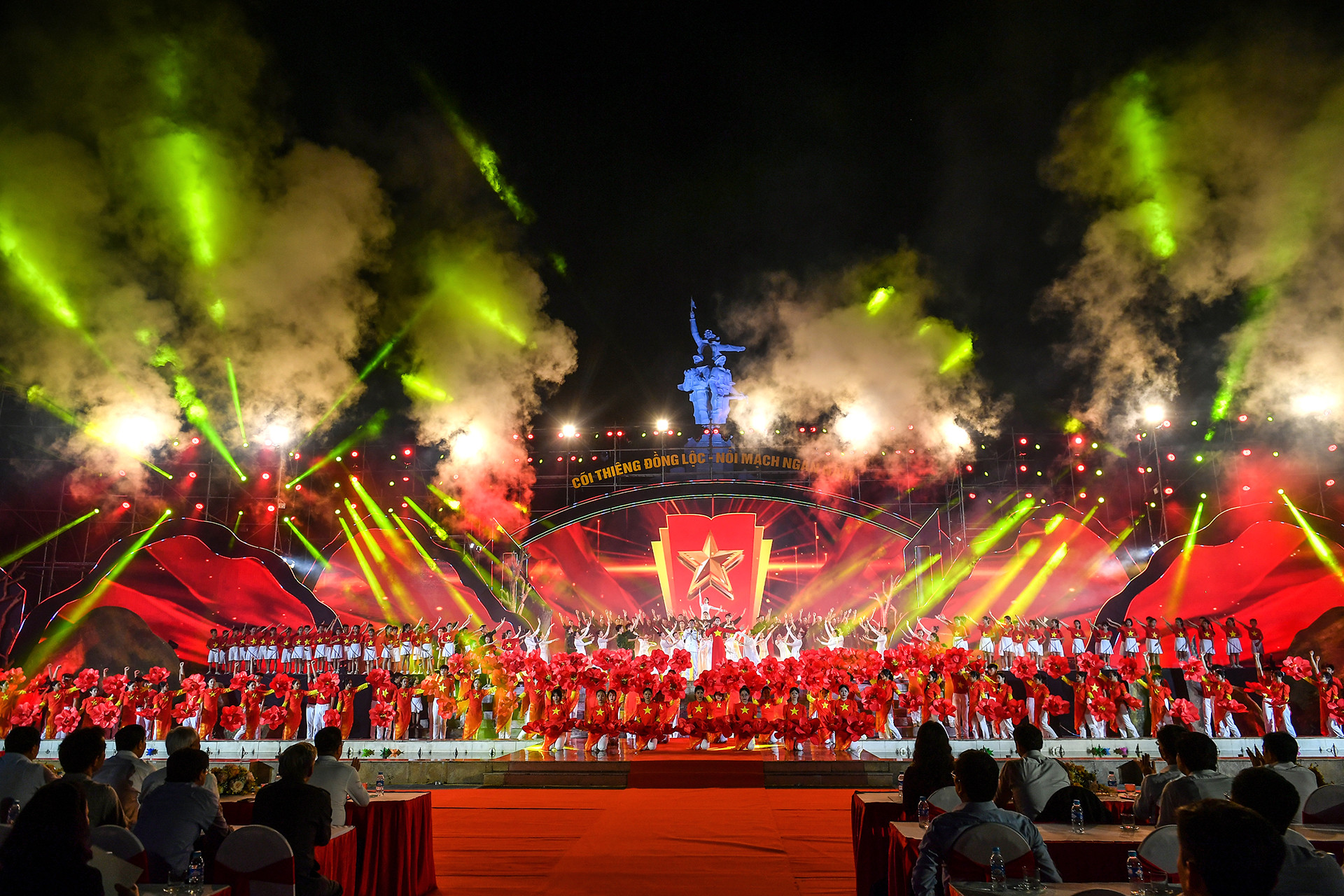 Được dàn dựng công phu với các vở kịch, các ca khúc, màn múa đặc sắc, lắng đọng do hàng trăm nghệ sĩ, ca sĩ, diễn viên chuyên và không chuyên cả nước thể hiện, chương trình để lại trong lòng khán giả nhiều xúc cảm, ấn tượng sâu sắc, góp phần giáo dục truyền thống cách mạng, truyền thống văn hóa cho các tầng lớp nhân dân.