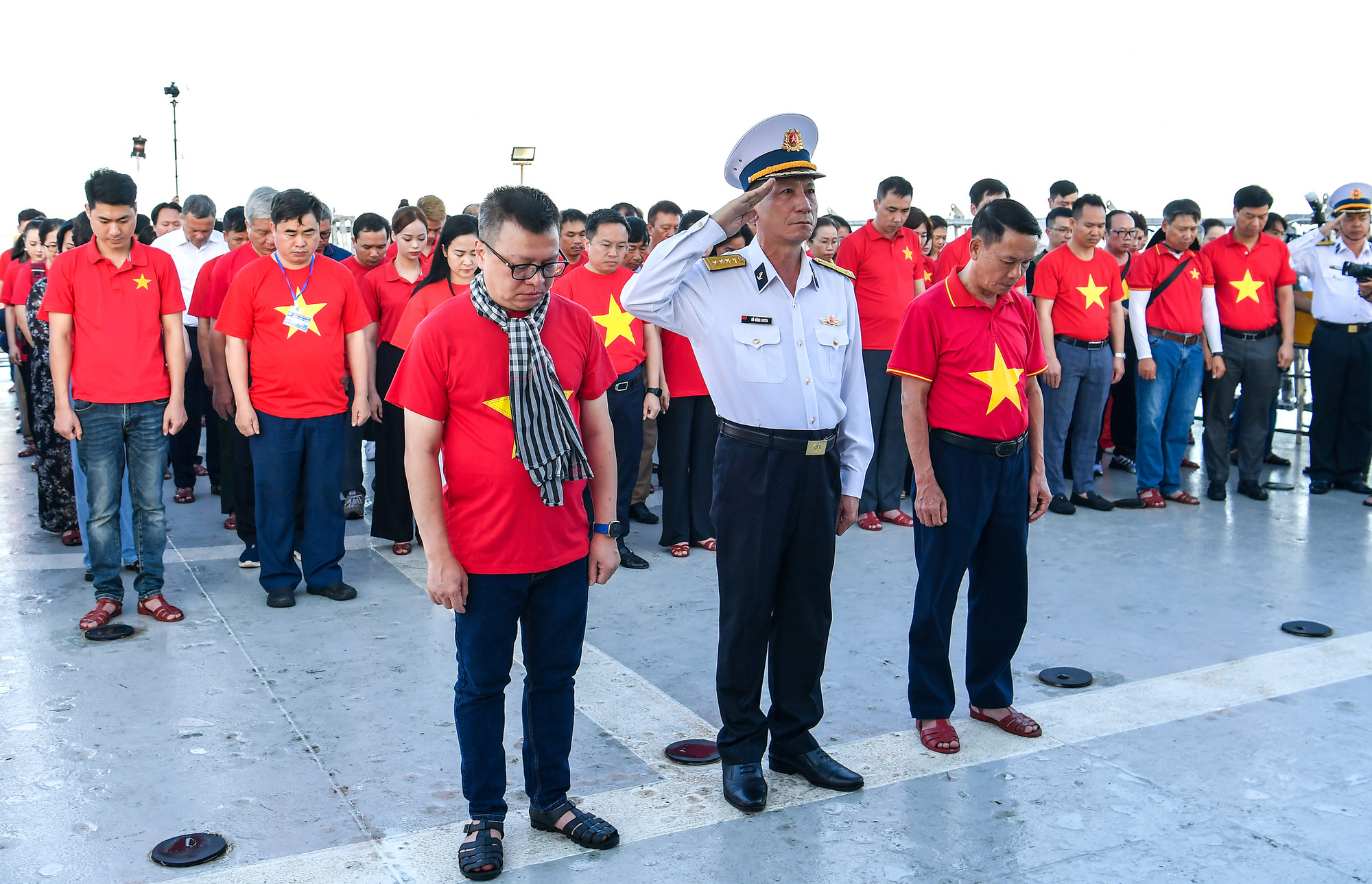 Đoàn công tác số 25 thành kính tưởng nhớ 64 cán bộ chiến sĩ đã anh dũng hy sinh vì sự nghiệp bảo vệ chủ quyền biển đảo.