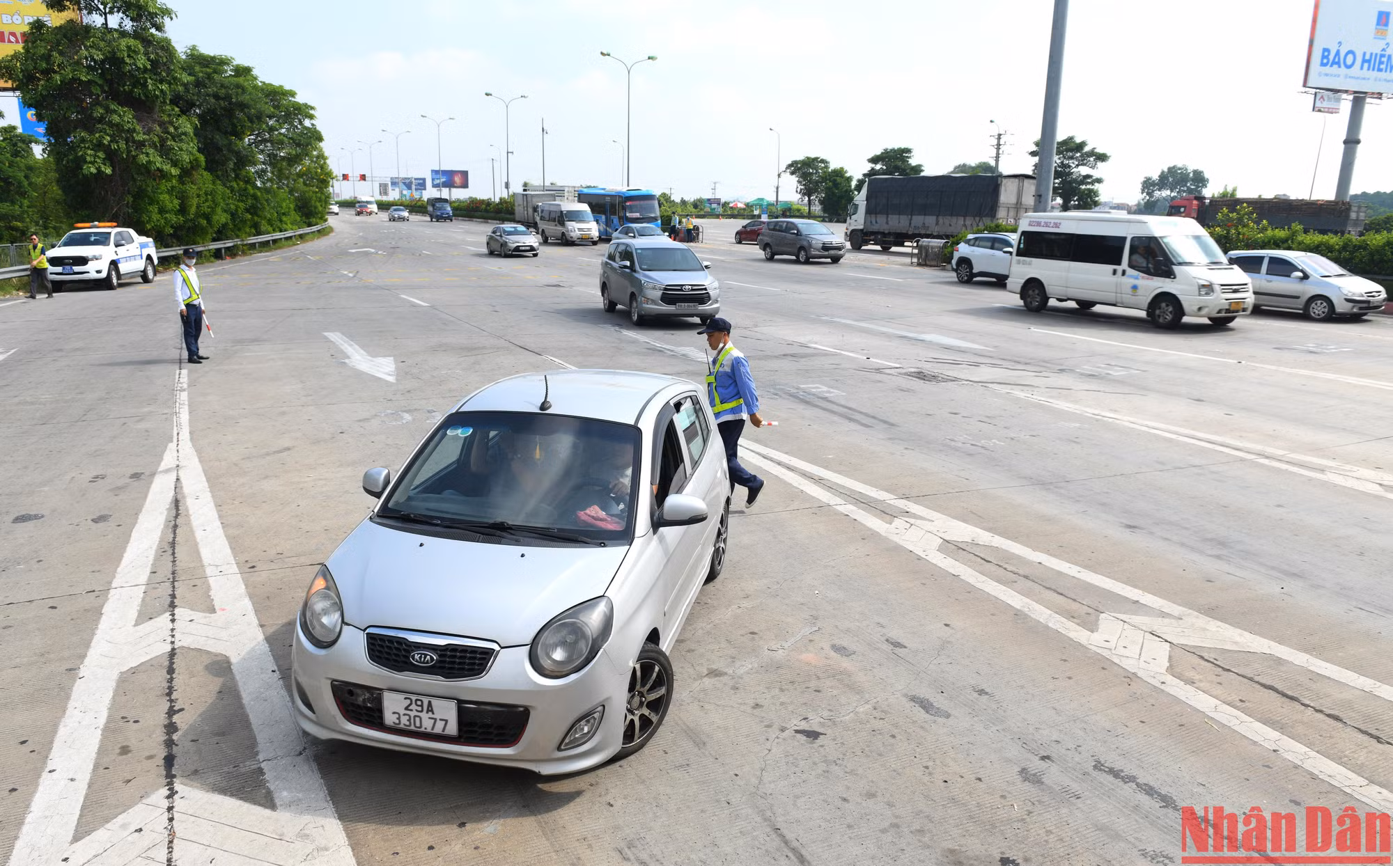 Xe chưa dán thẻ ETC và đi sai làn phải quay xe vào làn sự cố để xử lý.