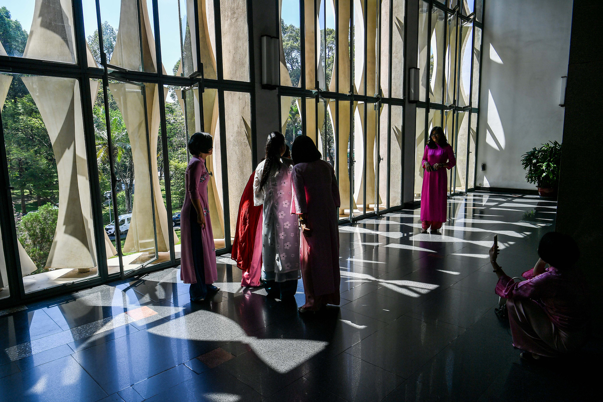 Các ô cửa kính lớn nằm giữa các dãy hành lang giúp lấy sáng cho toàn bộ toà nhà. Đây cũng là góc check-in được nhiều bạn trẻ yêu thích khi tham quan Dinh Độc Lập.