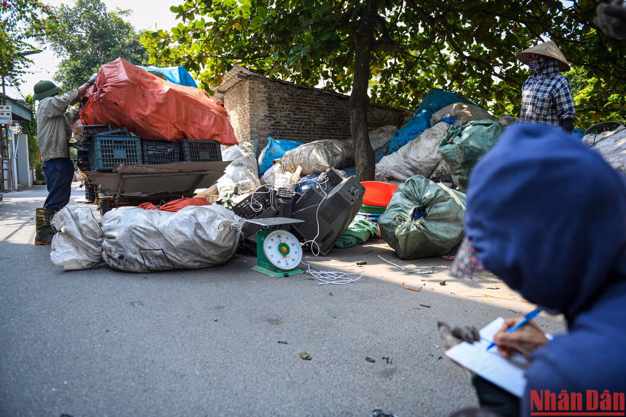 ... và ngổn ngang trên từng ngõ xóm. ... và ngổn ngang trên từng ngõ xóm.
