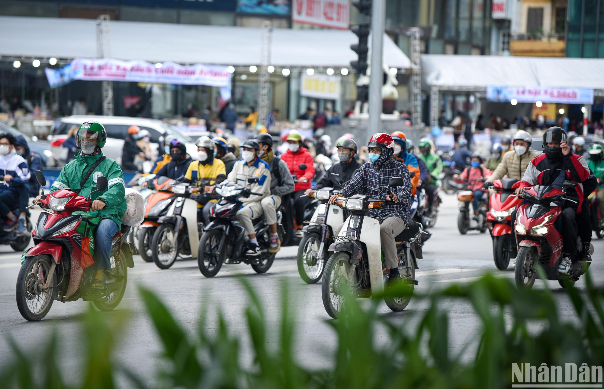 Trong sáng 1/12, trên nhiều tuyến phố, người dân phải trang bị áo ấm khi ra đường. (Ảnh: THÀNH ĐẠT)