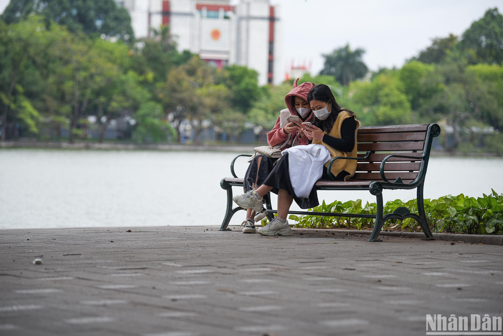 Trời rét, sáng sớm nay nhiệt độ tại Hà Nội giảm xuống 14 độ C. (Ảnh: THÀNH ĐẠT)