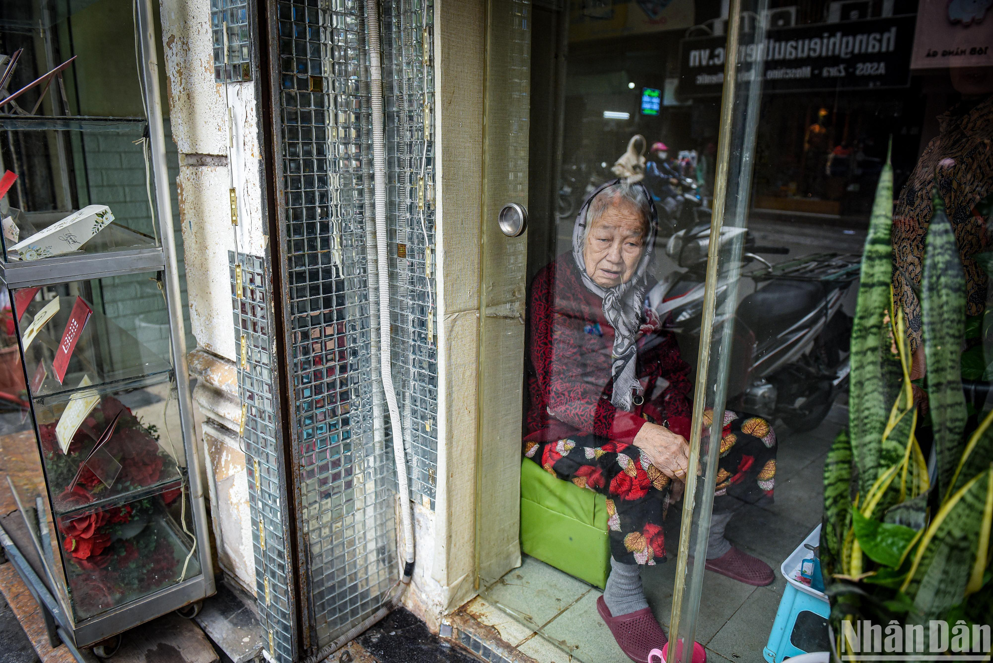 Trời chuyển rét đột ngột, người già nên giữ ấm cơ thể và hạn chế ra ngoài. (Ảnh: THÀNH ĐẠT)