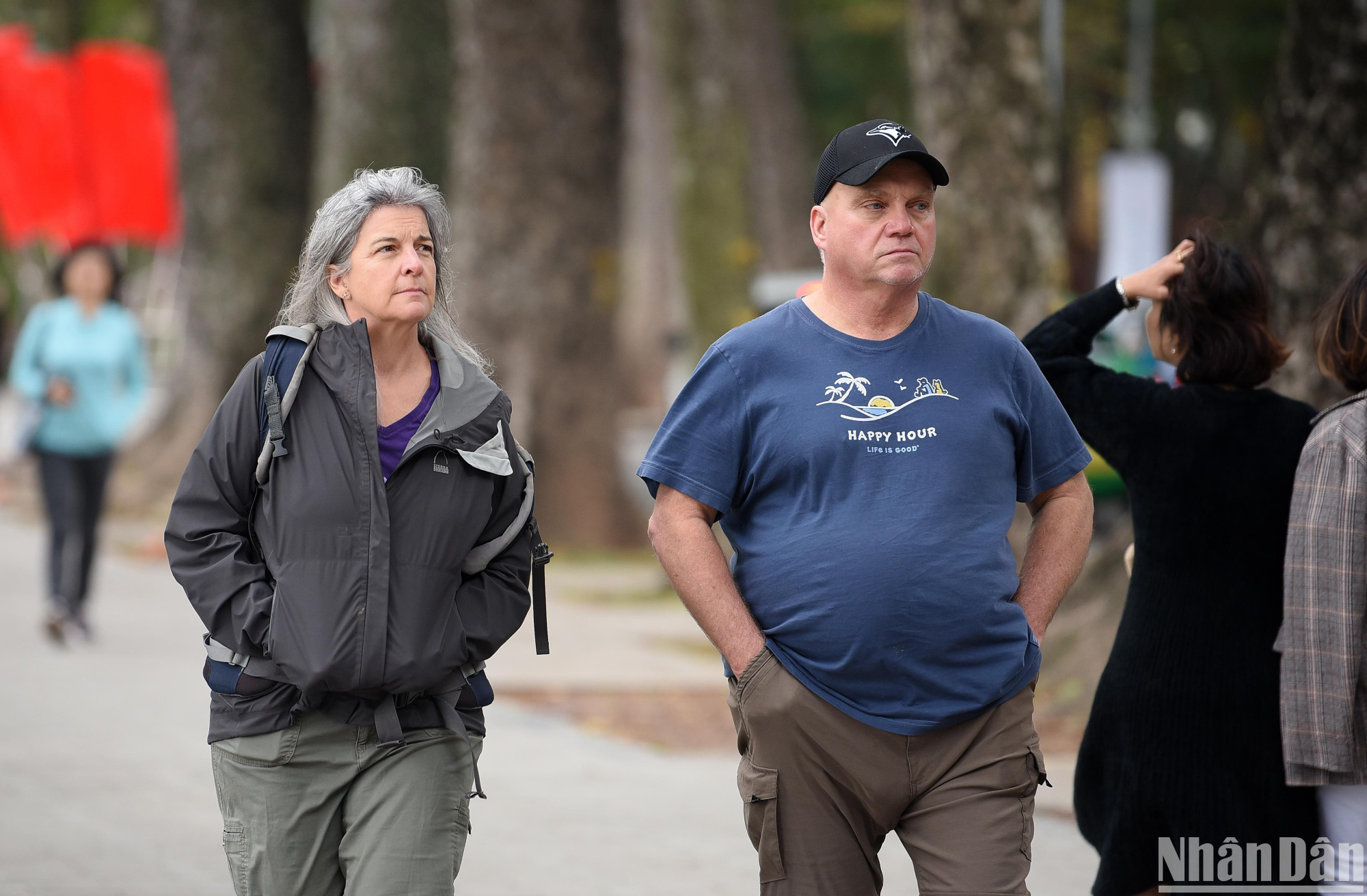 Du khách nước ngoài trải nghiệm cái lạnh gió mùa về trên đường phố Hà Nội. (Ảnh: THÀNH ĐẠT)