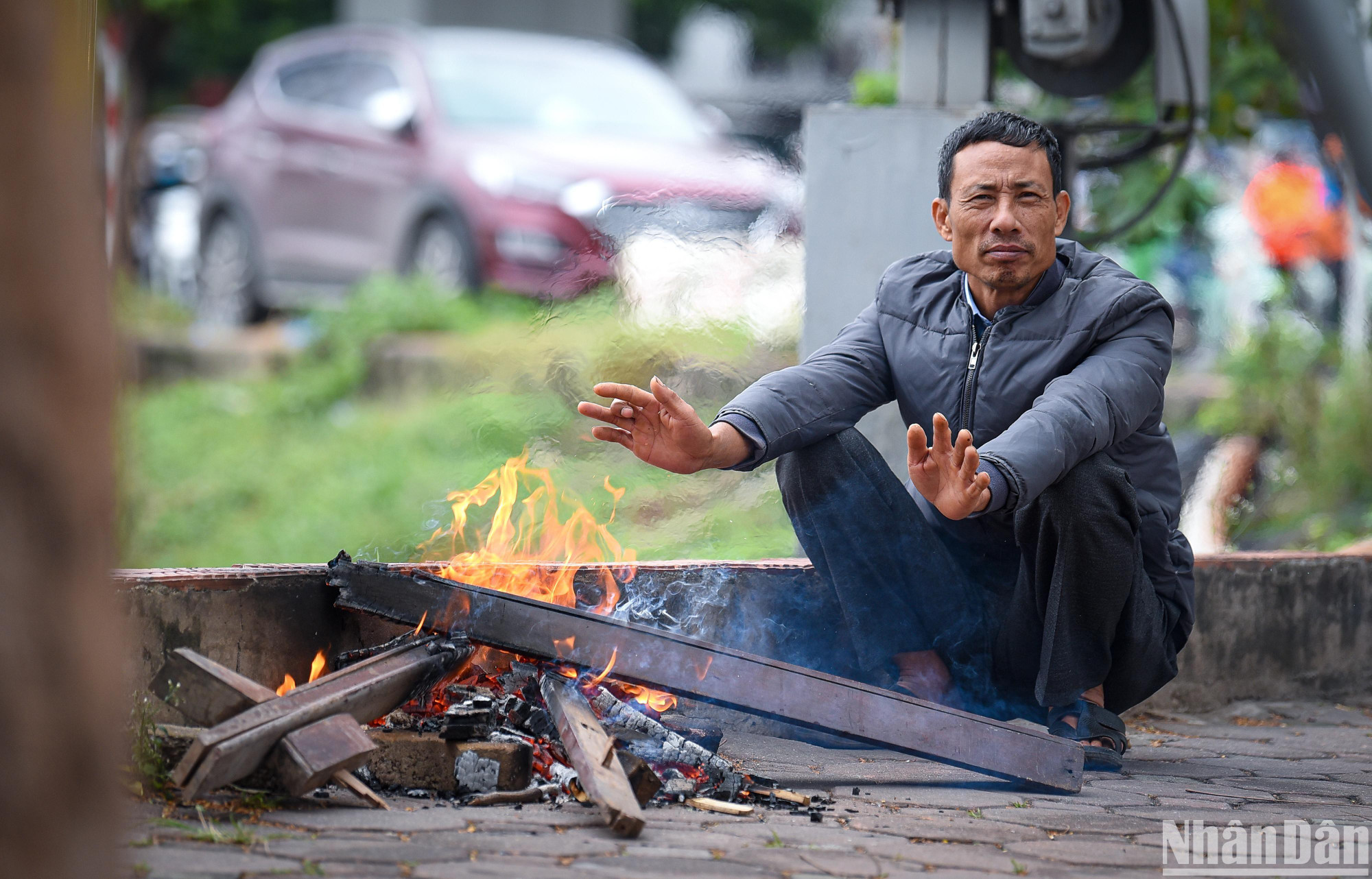 Thậm chí ở một số nơi người lao động phải đốt lửa để sưởi ấm. (Ảnh: THÀNH ĐẠT)