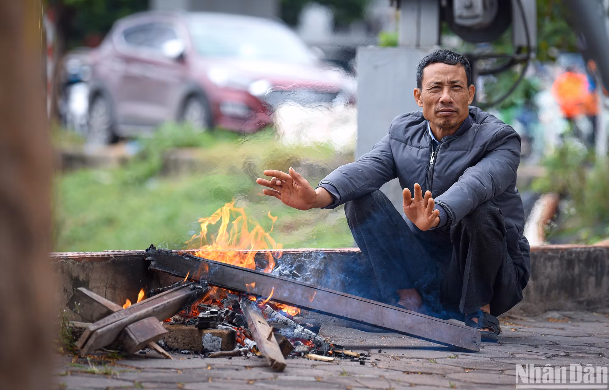 Thậm chí ở một số nơi người lao động phải đốt lửa để sưởi ấm. (Ảnh: THÀNH ĐẠT)