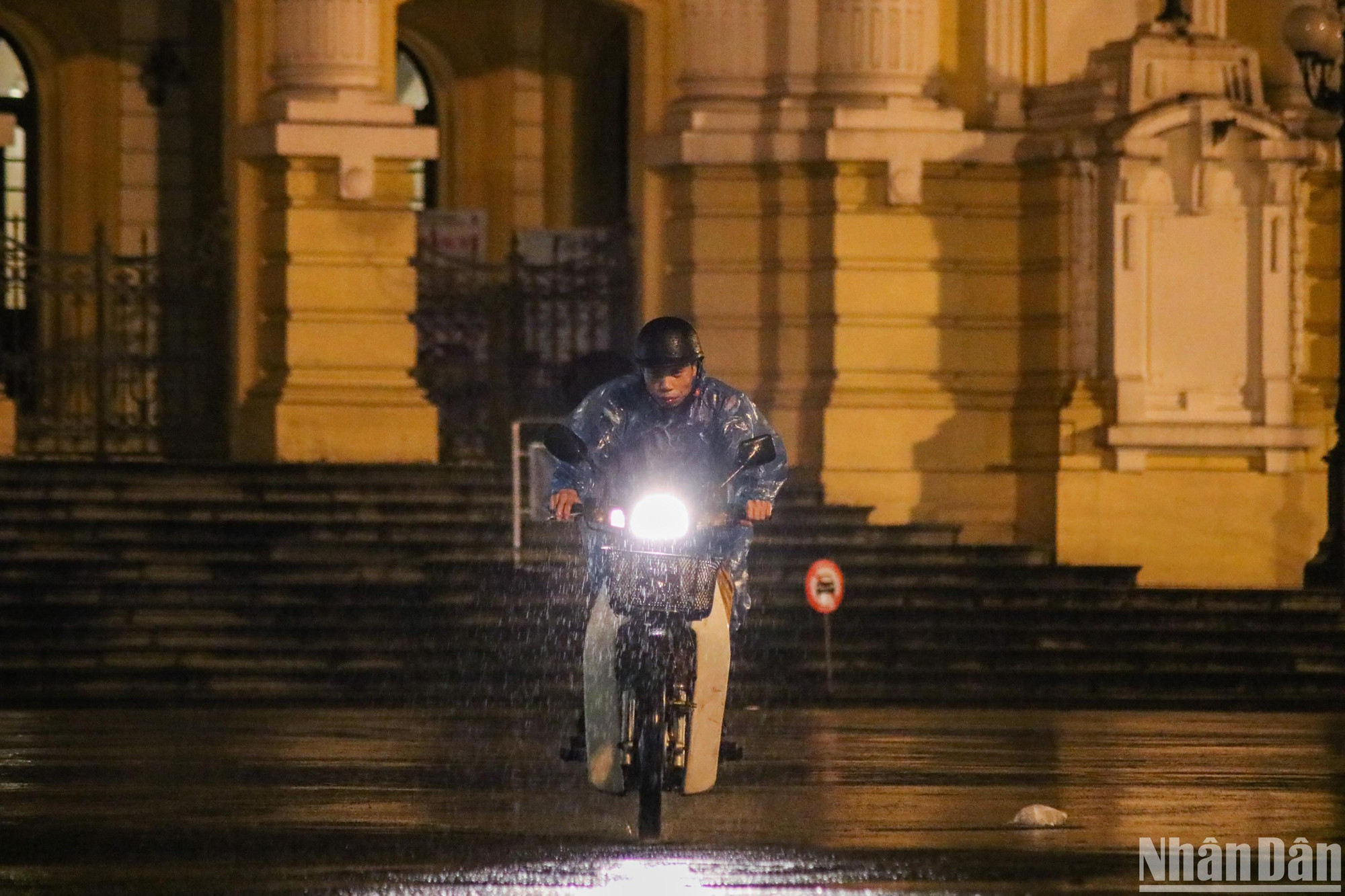 Trời mưa phùn khiến nhiệt độ giảm sâu trong đêm 30/11. (Ảnh: NHẬT QUANG)