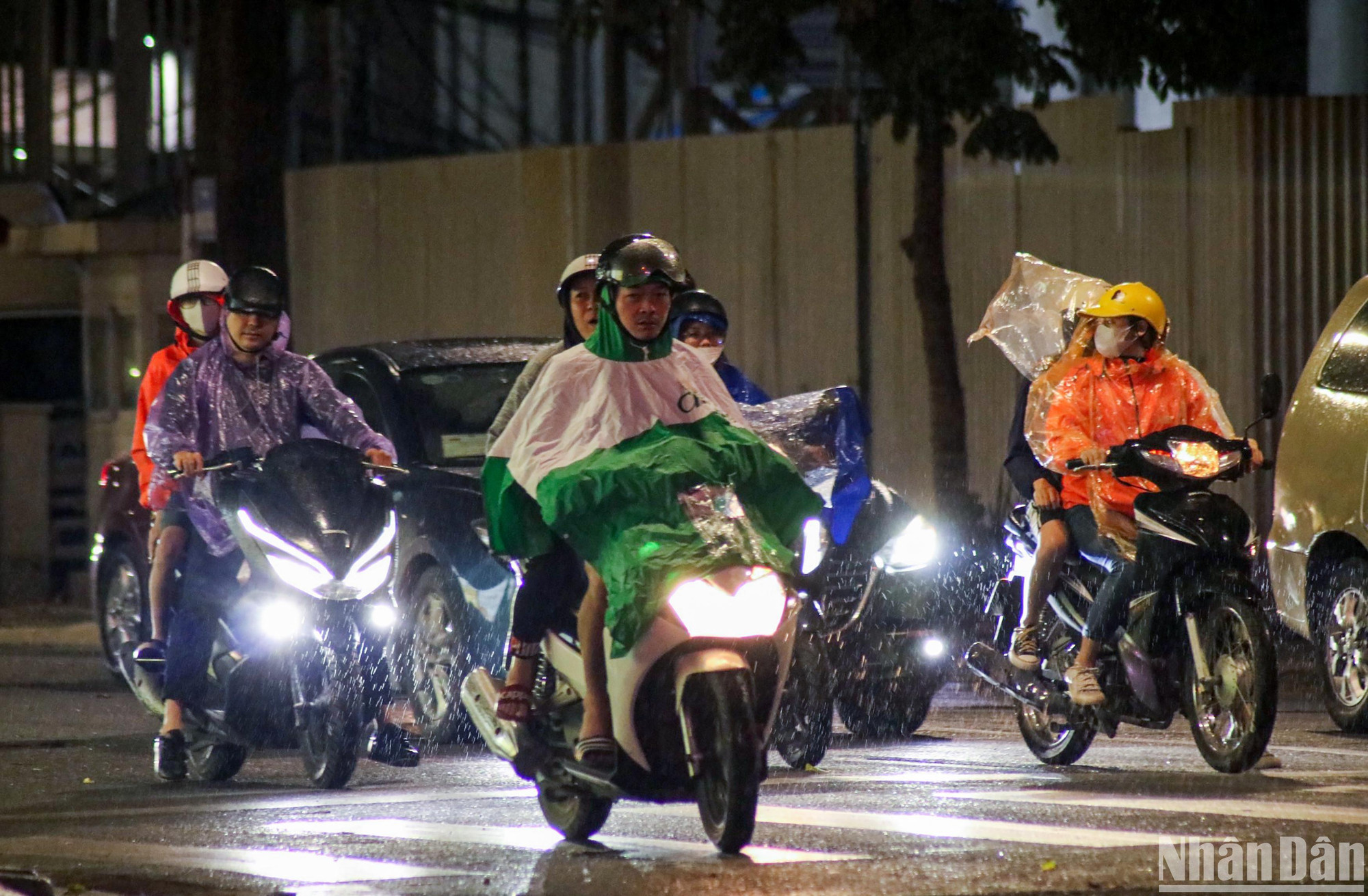 Không khí lạnh tràn về cùng mưa phùn tối 30/11. (Ảnh: NHẬT QUANG)