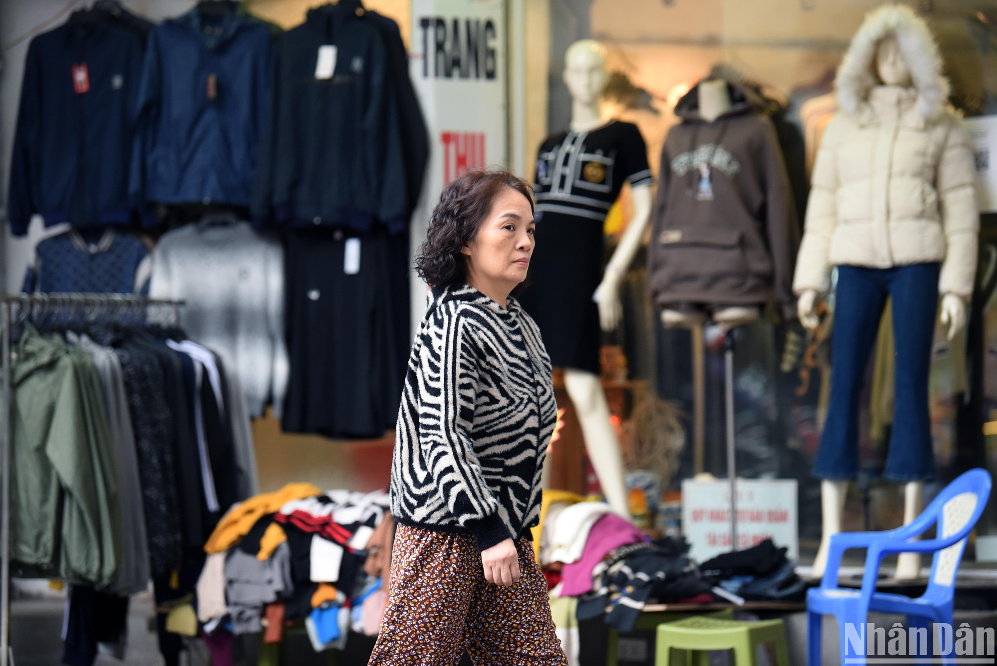 Các cửa hàng bán áo rét đã được bày bán trên khắp các khu phố Hà Nội. (Ảnh: THÀNH ĐẠT)