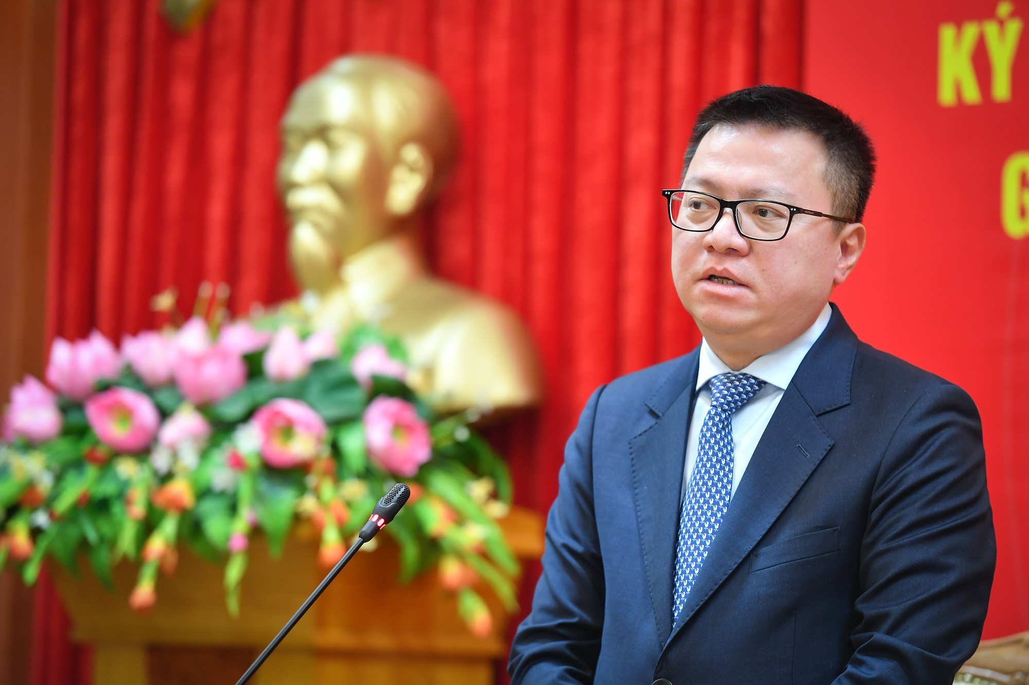 Đồng chí Lê Quốc Minh, thông tin khái quát tình hình hoạt động của Báo Nhân Dân trong thời gian qua. Chia sẻ về những đổi mới của Báo Nhân Dân trong quá trình chuyển đổi số cũng như vai trò xung kích, tiên phong của Báo trong việc kịp thời thông tin các chủ trương, đường lối của Đảng, chính sách, pháp luật của Nhà nước, trở thành kênh thông tin quan trọng, giúp định hướng dư luận, tạo sự đồng thuận trong nhân dân.