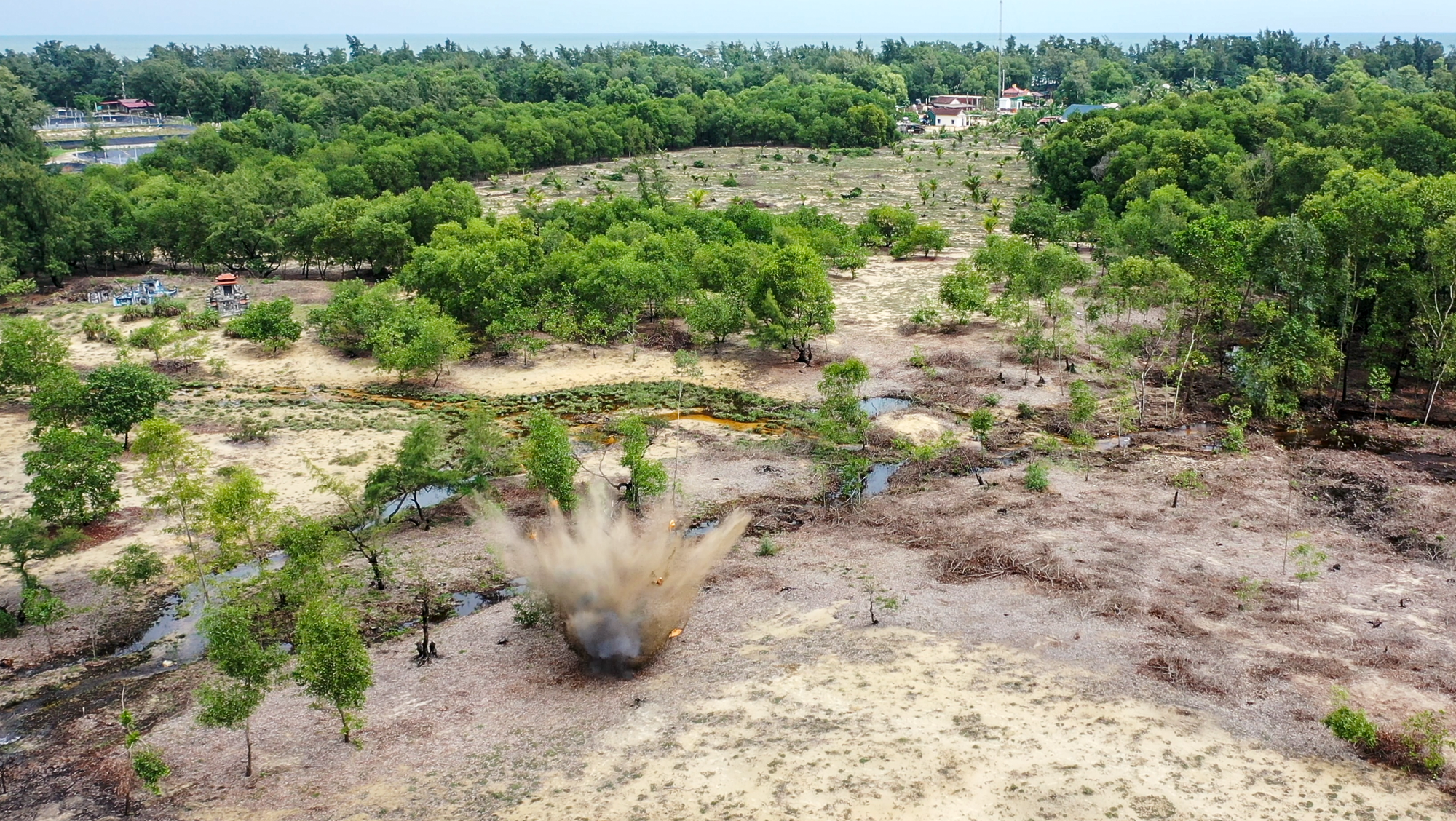 "Mỗi khi nghe thấy tiếng nổ, chúng tôi đều thở phào. Bởi chúng tôi biết thêm một mối nguy cơ trong lòng đất đã được xử lý", đội trưởng Hải Vân chia sẻ.