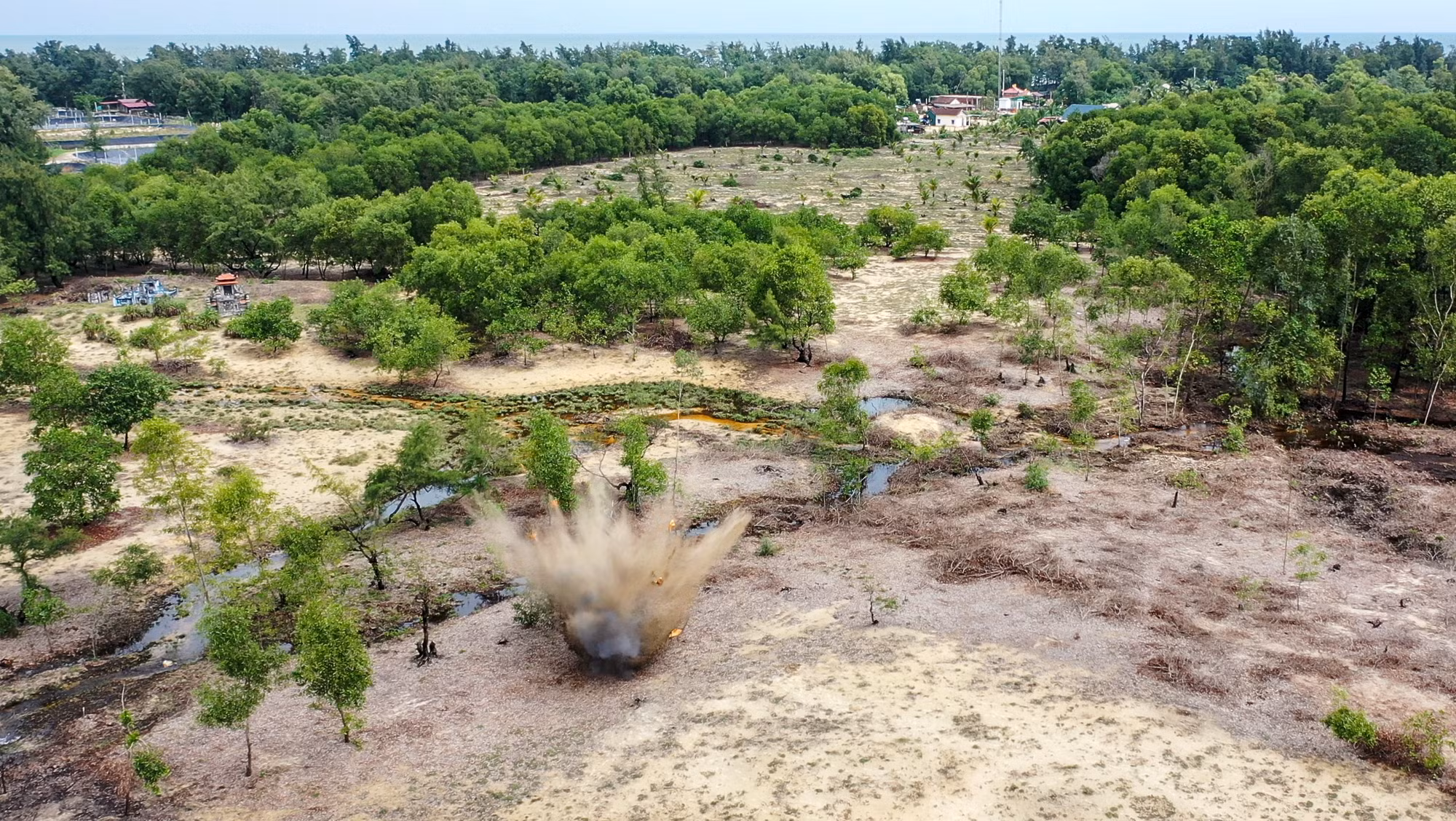"Mỗi khi nghe thấy tiếng nổ, chúng tôi đều thở phào. Bởi chúng tôi biết thêm một mối nguy cơ trong lòng đất đã được xử lý", đội trưởng Hải Vân chia sẻ.