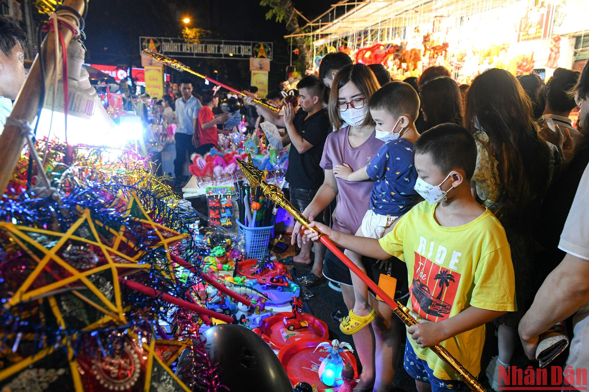 Gần 23 giờ đêm lượng người mới giảm bớt, lúc này các gia đình mới có thể cho con mua sắm đồ Trung thu được thoải mái.