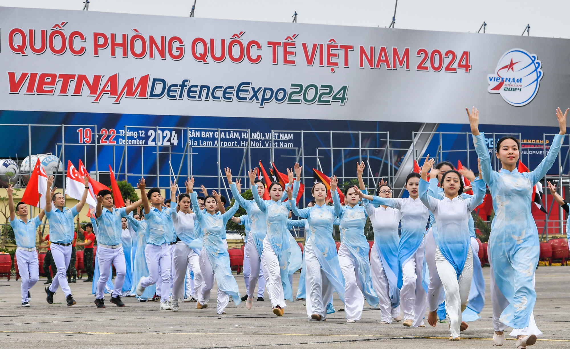 [Ảnh] Đặc công, máy bay, quân khuyển luyện tập cho sự kiện Triển lãm Quốc phòng quốc tế 2024 ảnh 10