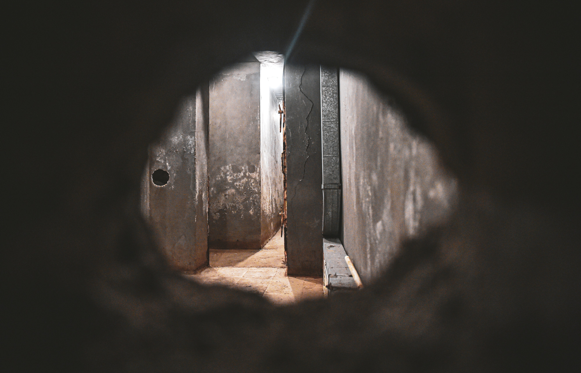 Trong những tháng ngày chiến sự, ngay cạnh bậc cuối cùng vào hầm là nơi xếp thẳng hàng mười khẩu súng trường CKC cùng những chiếc mũ sắt Sao vuông Tự vệ.