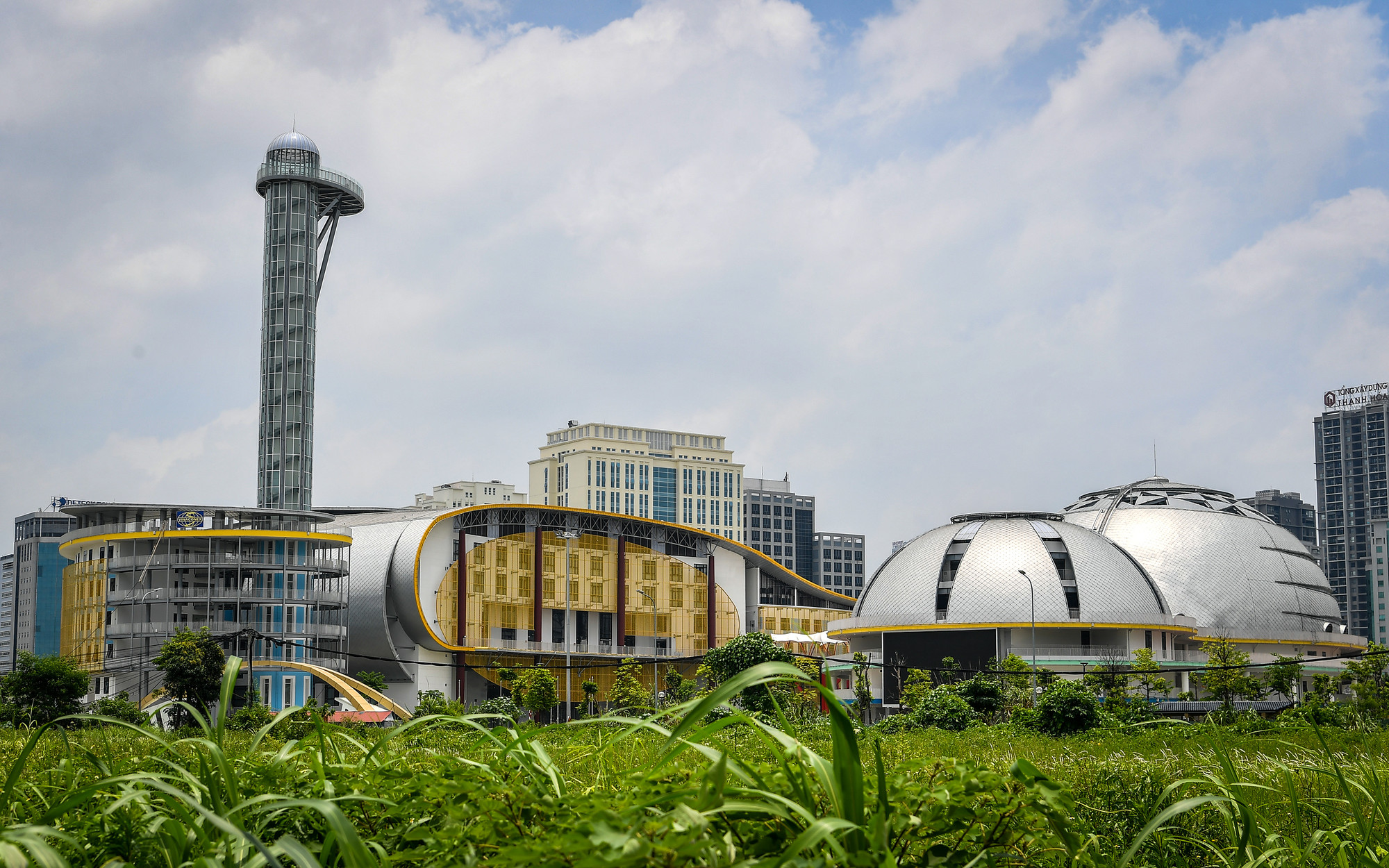 Cung Thiếu nhi Hà Nội được xây dựng theo thiết kế kiến trúc hiện đại, gần gũi với thiên nhiên, sử dụng nhiều thiết bị tự động thông minh.