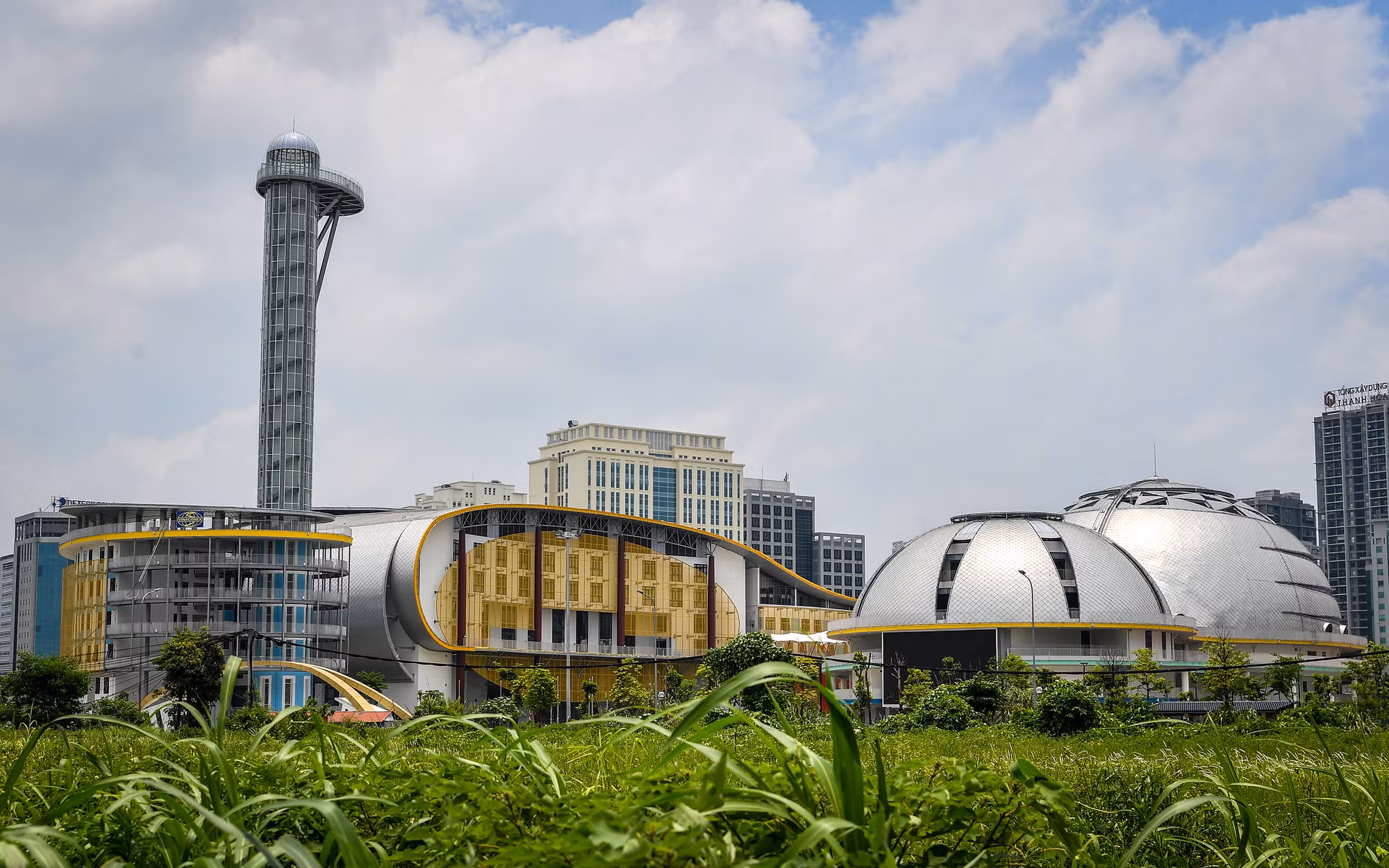 Cung Thiếu nhi Hà Nội được xây dựng theo thiết kế kiến trúc hiện đại, gần gũi với thiên nhiên, sử dụng nhiều thiết bị tự động thông minh.